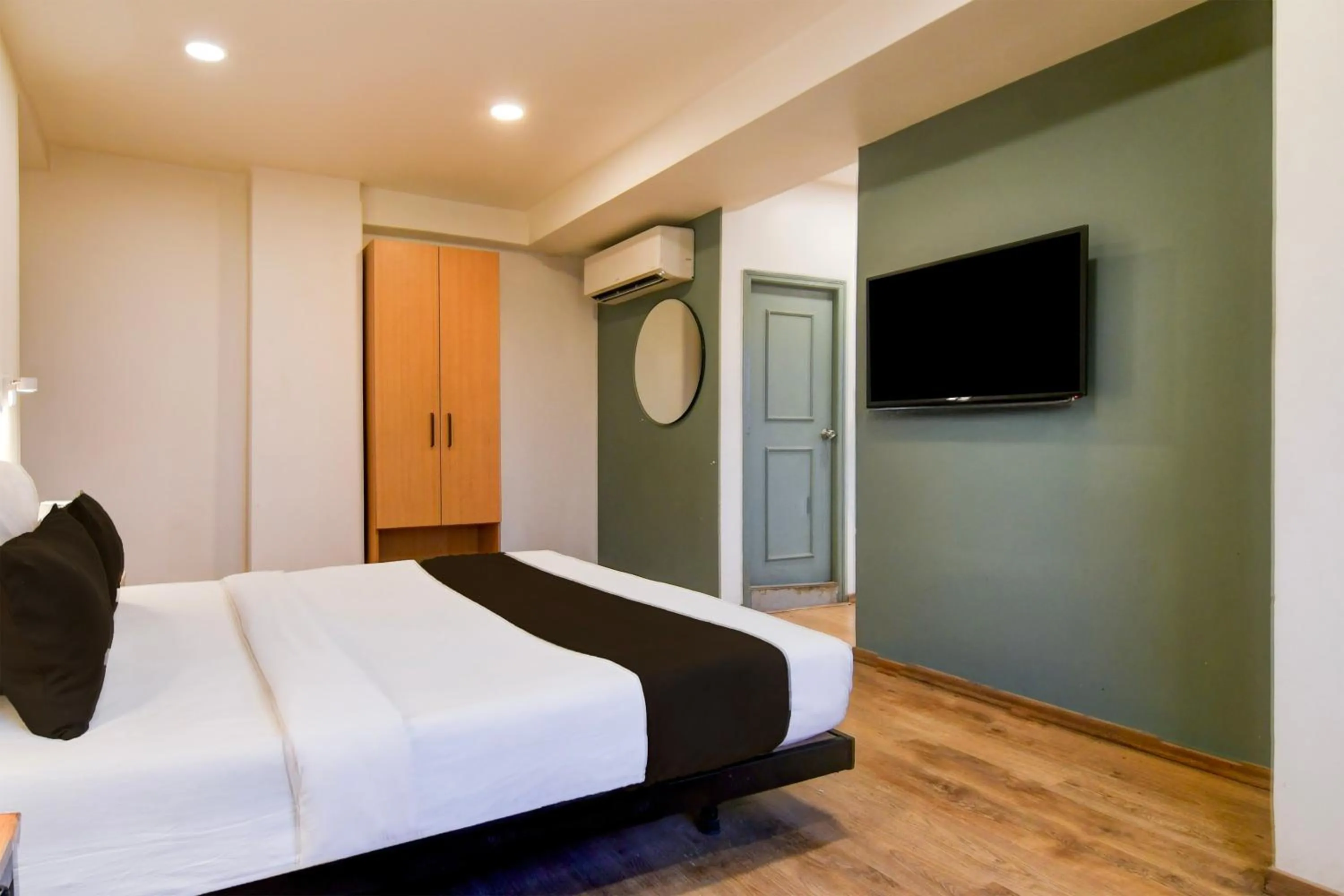 Bedroom, Bed in Super Townhouse VIP Road Formerly The Sky