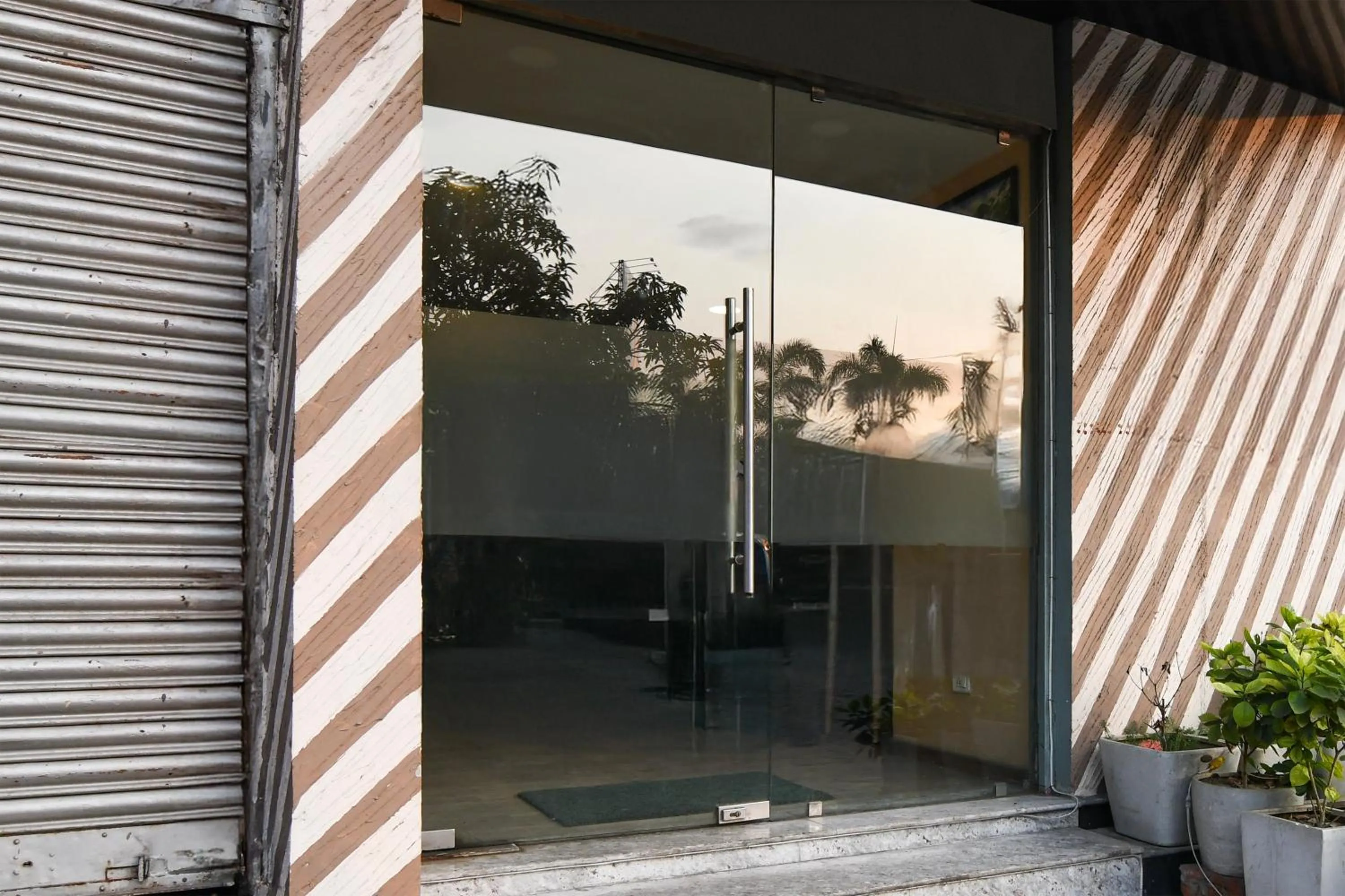 Facade/entrance in Super Townhouse VIP Road Formerly The Sky