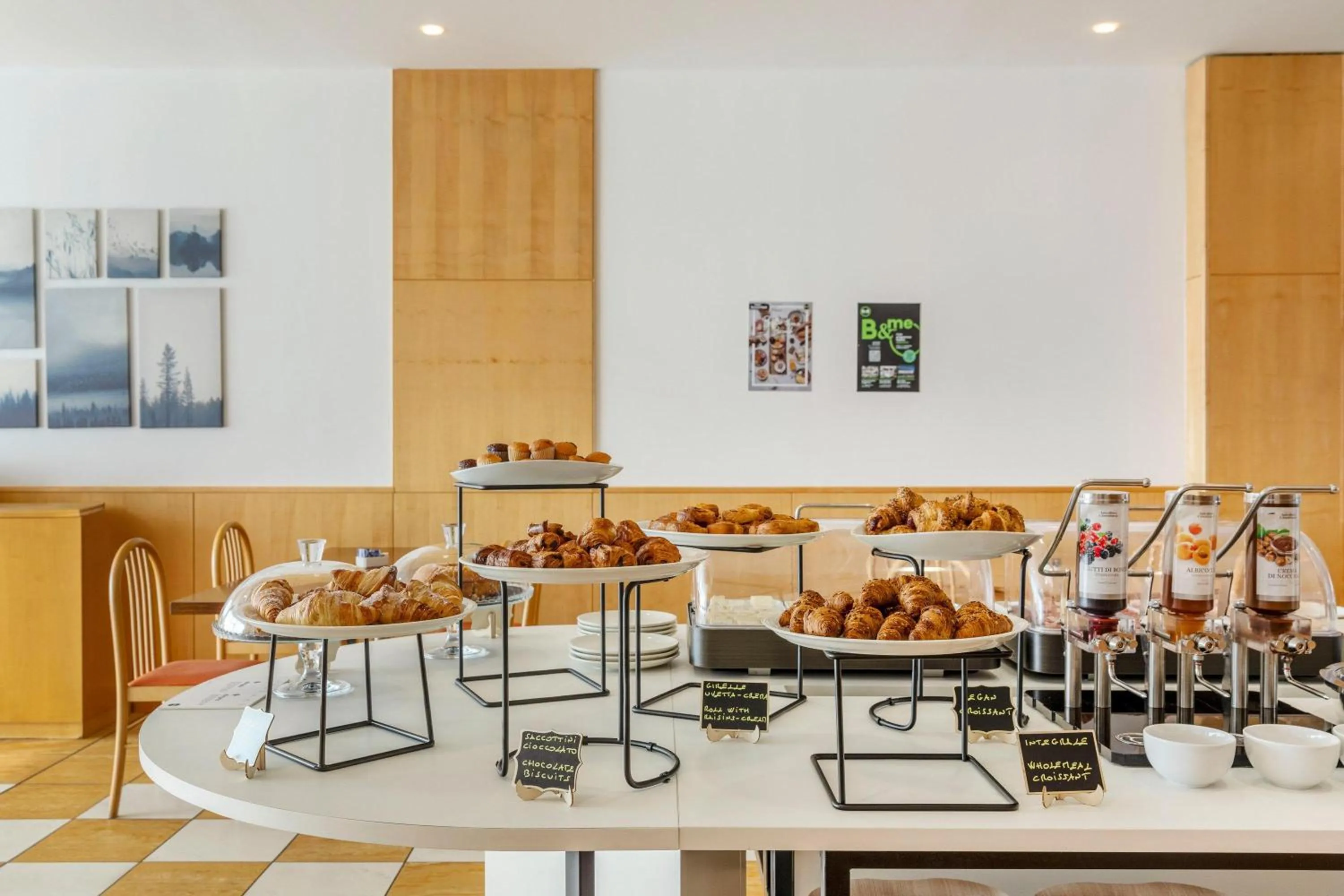 Restaurant/places to eat in B&B HOTEL Cuneo Cristal