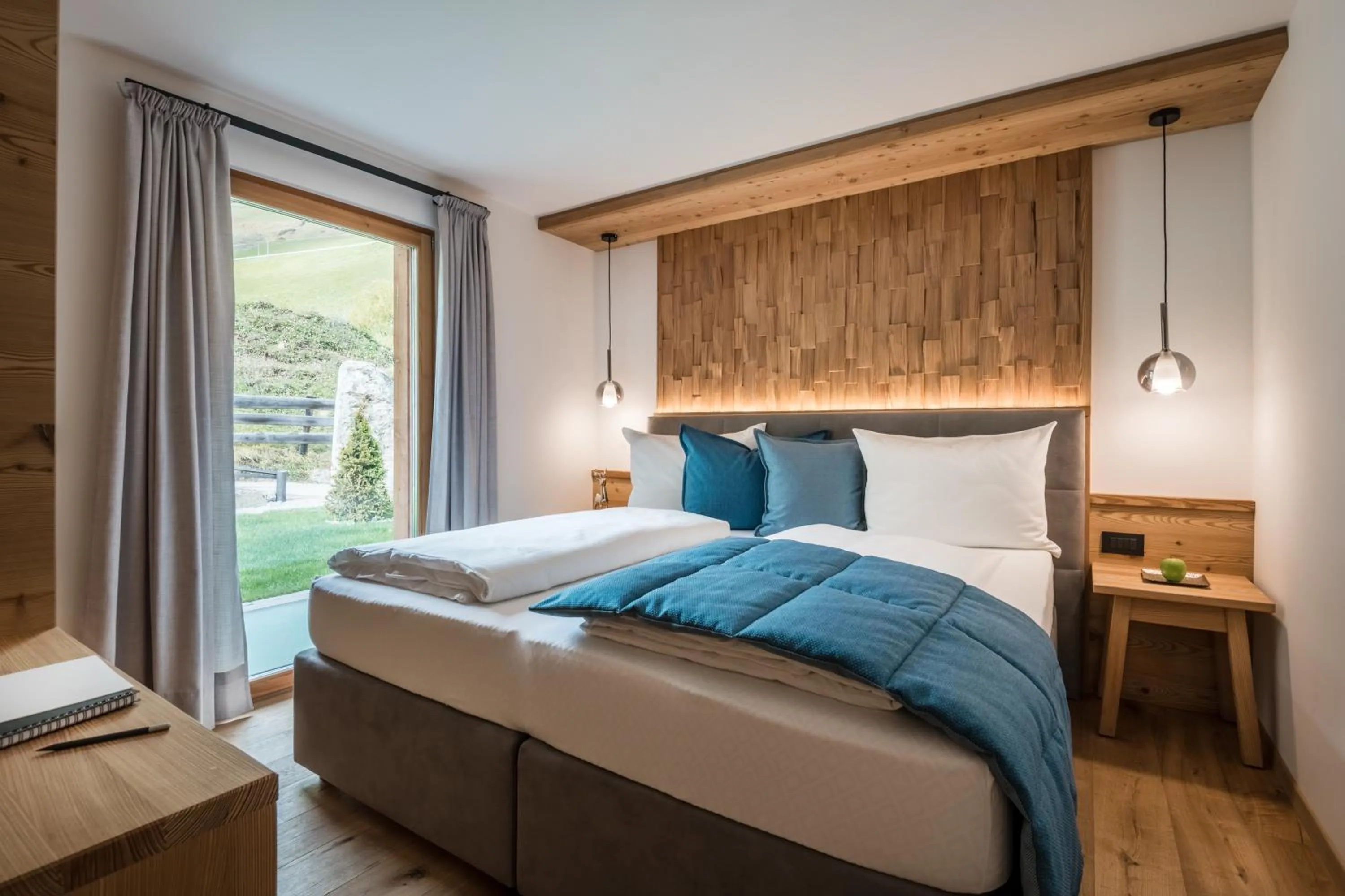 Bed in Les Dolomites Mountain Lodges