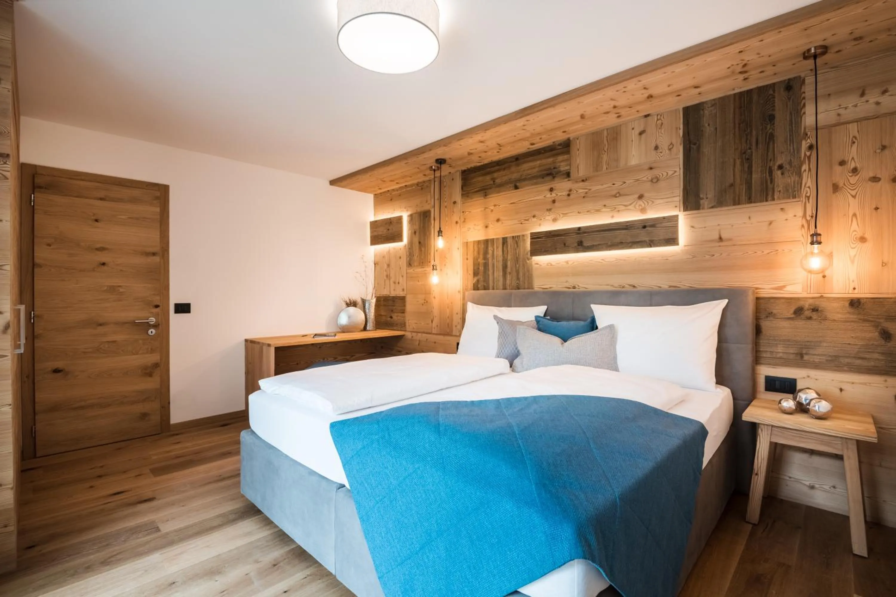 Bed in Les Dolomites Mountain Lodges