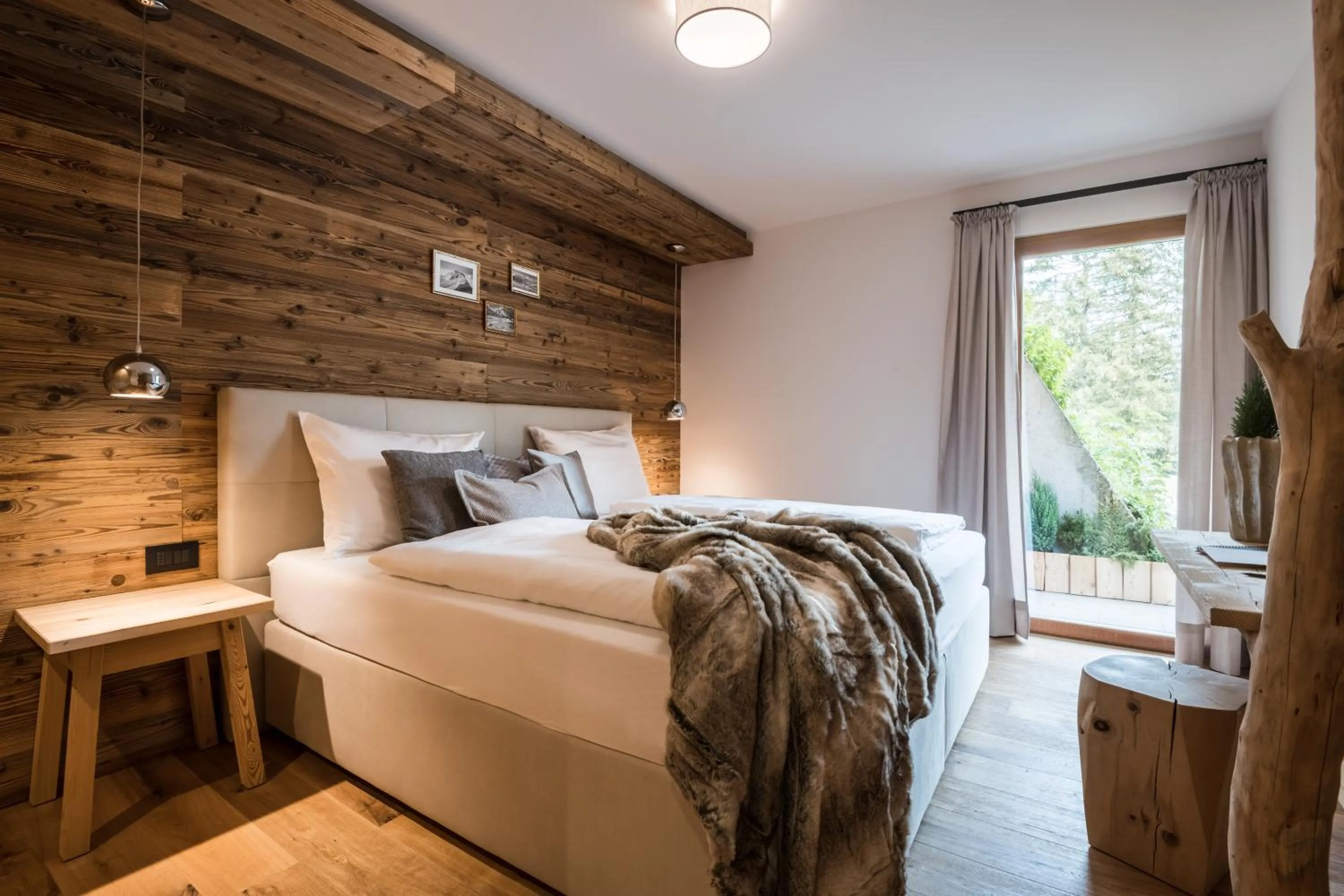Bed in Les Dolomites Mountain Lodges