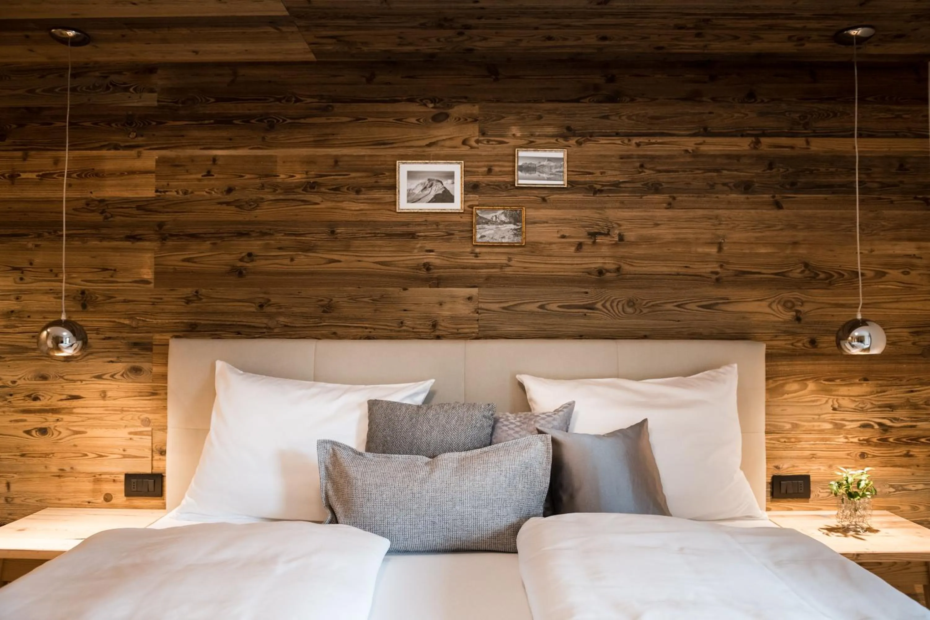 Bed in Les Dolomites Mountain Lodges