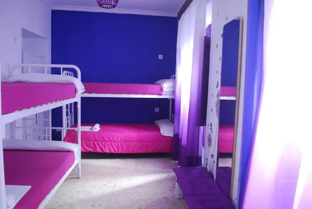 Single Bed in 6-Bed Mixed Dormitory Room in Backpacker Al-Katre Single Bed in 6-Bed Mixed Dormitory Room in Backpacker Al-Katre