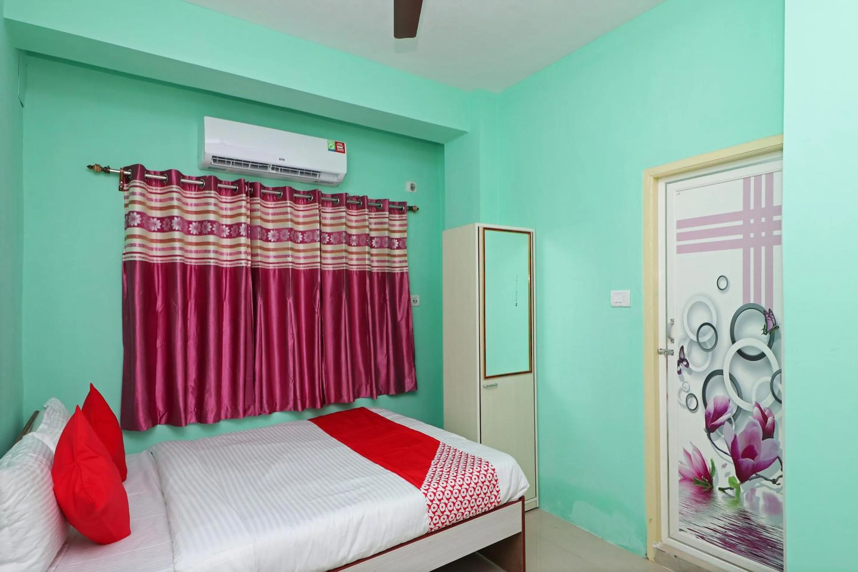 Facade/entrance, Bed in Hotel O Apan