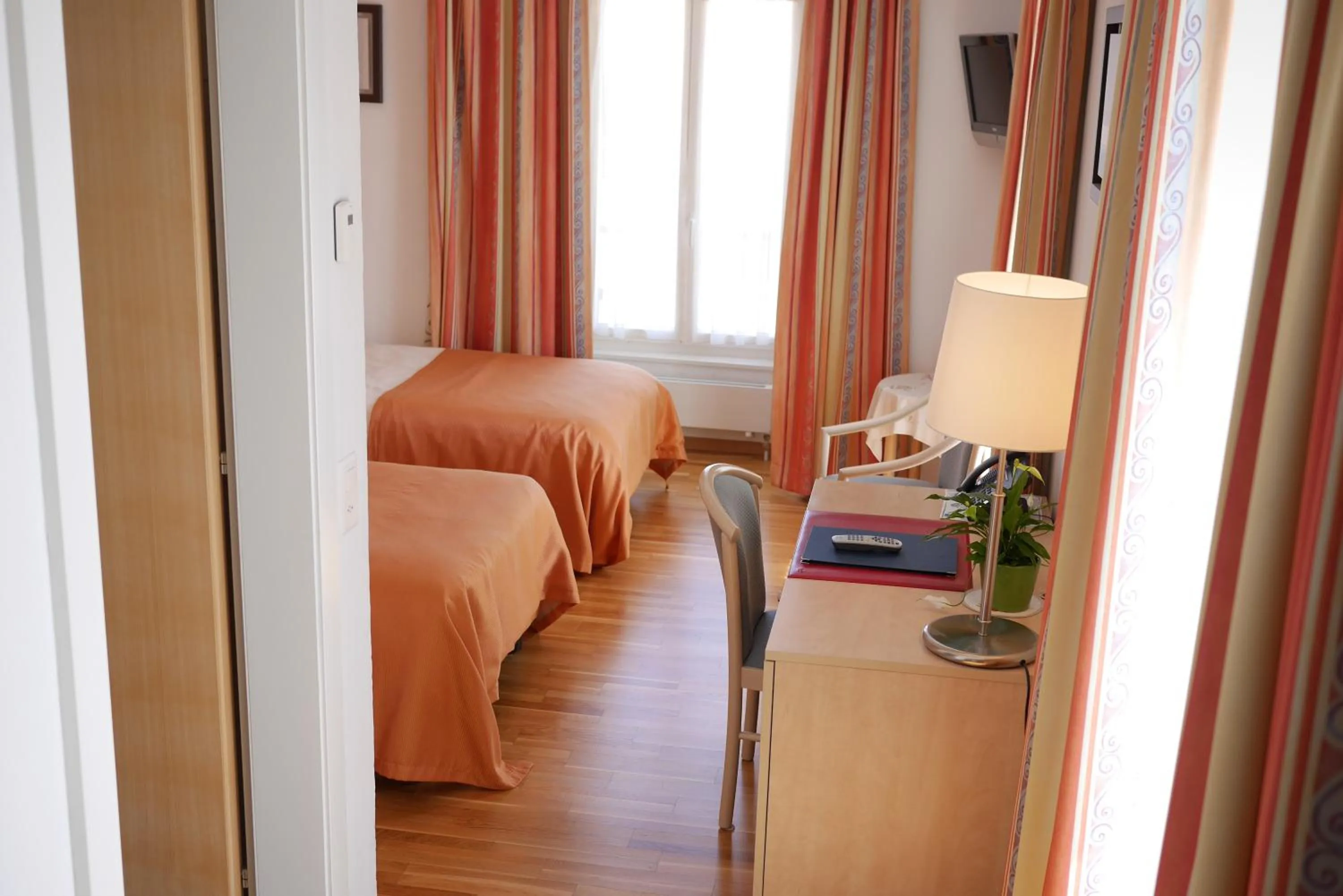 Shower, Bed in Auberge Aux Deux Sapins