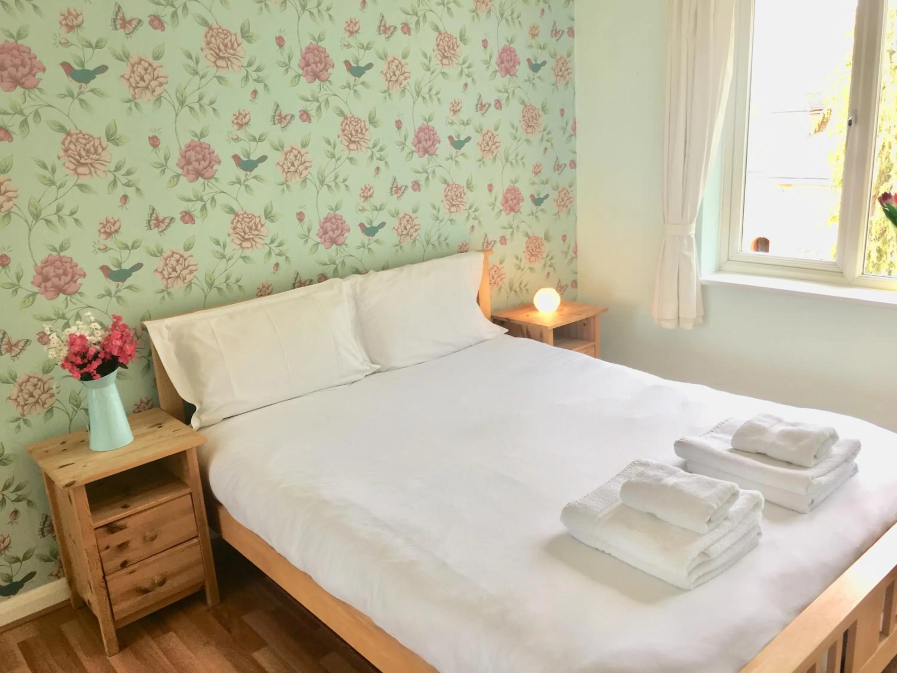 Bedroom, Bed in Apple Perch 2BR Flat - Free Parking