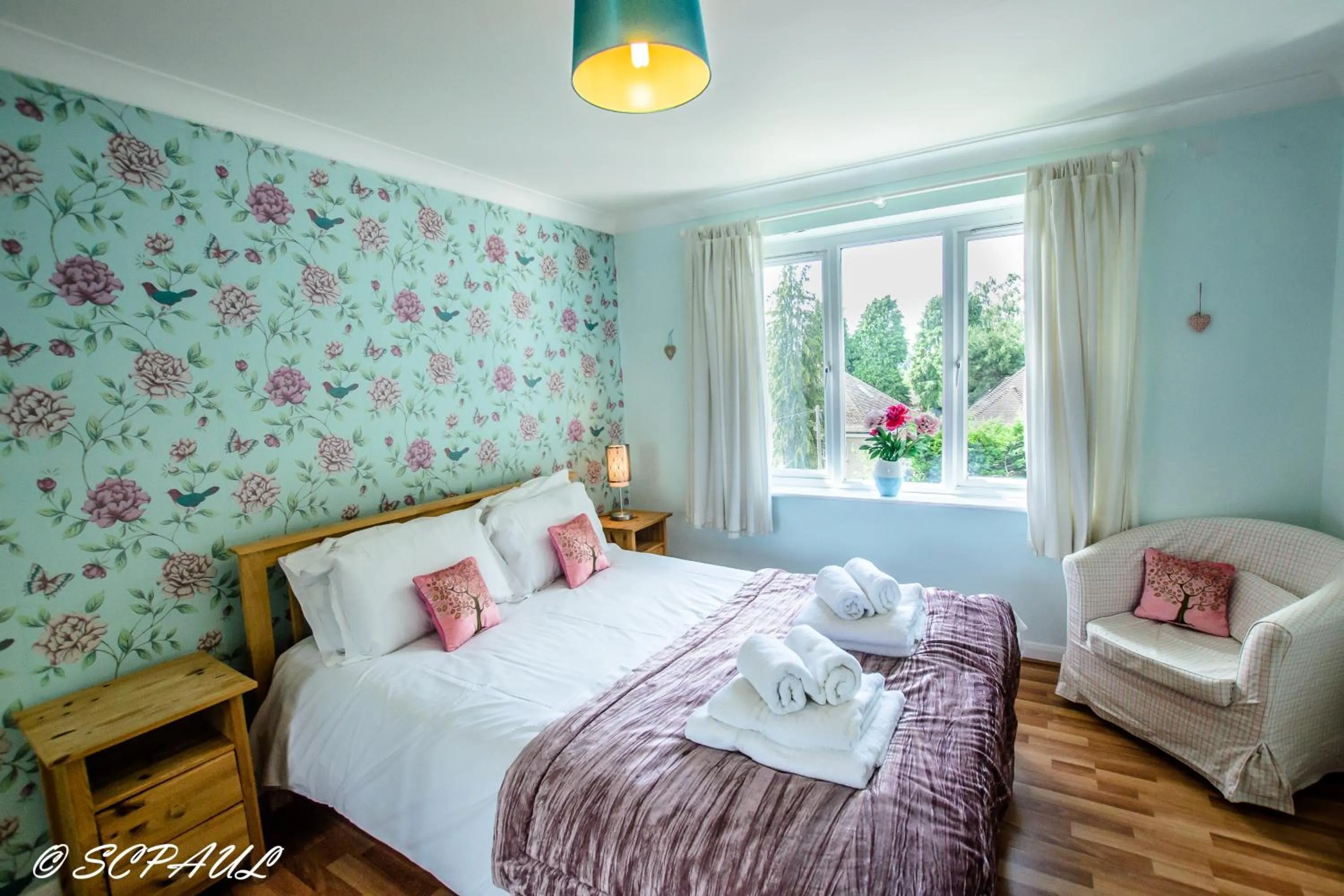 Bedroom, Bed in Apple Perch 2BR Flat - Free Parking