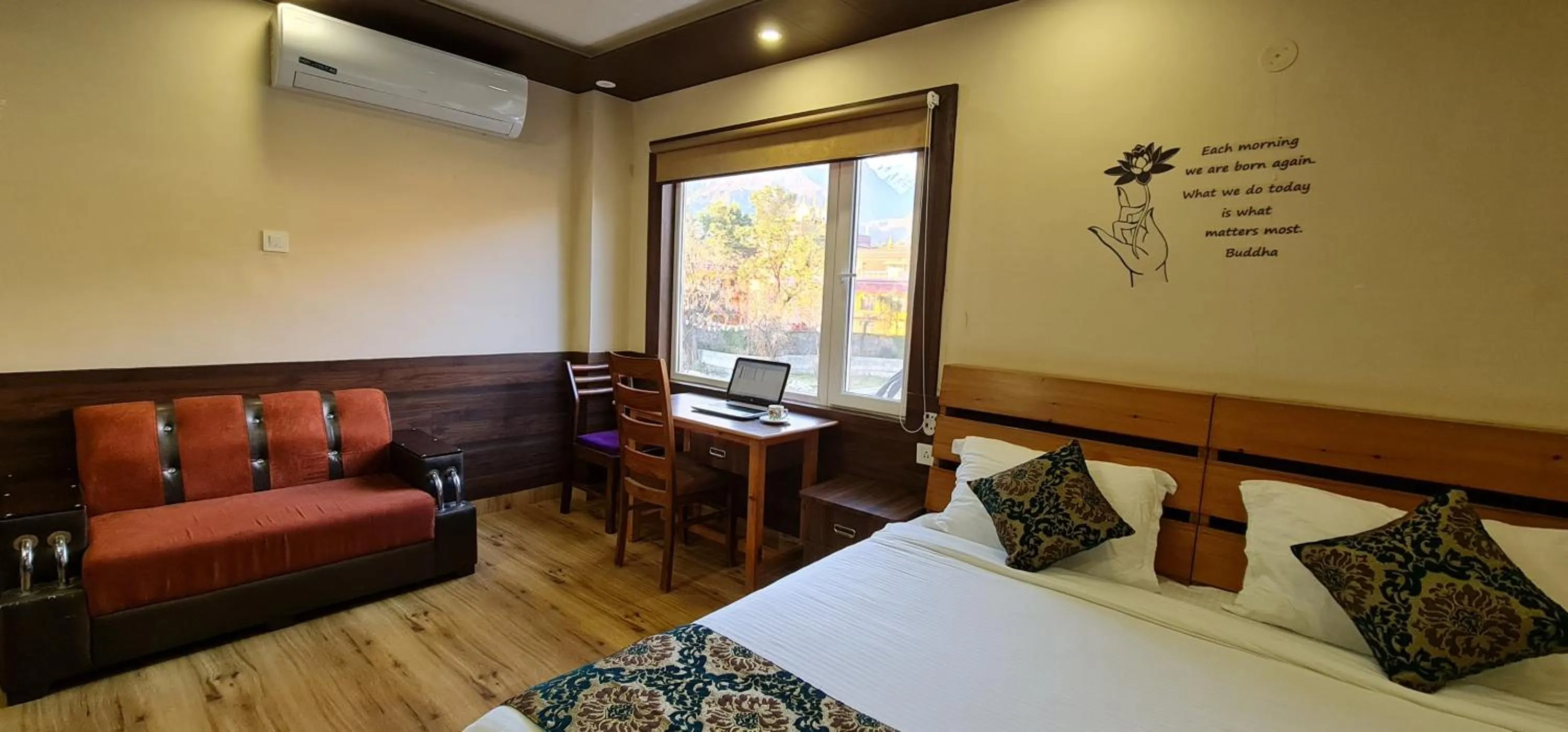 Living room, Bed in Hotel Buddha House Himalayan Brothers