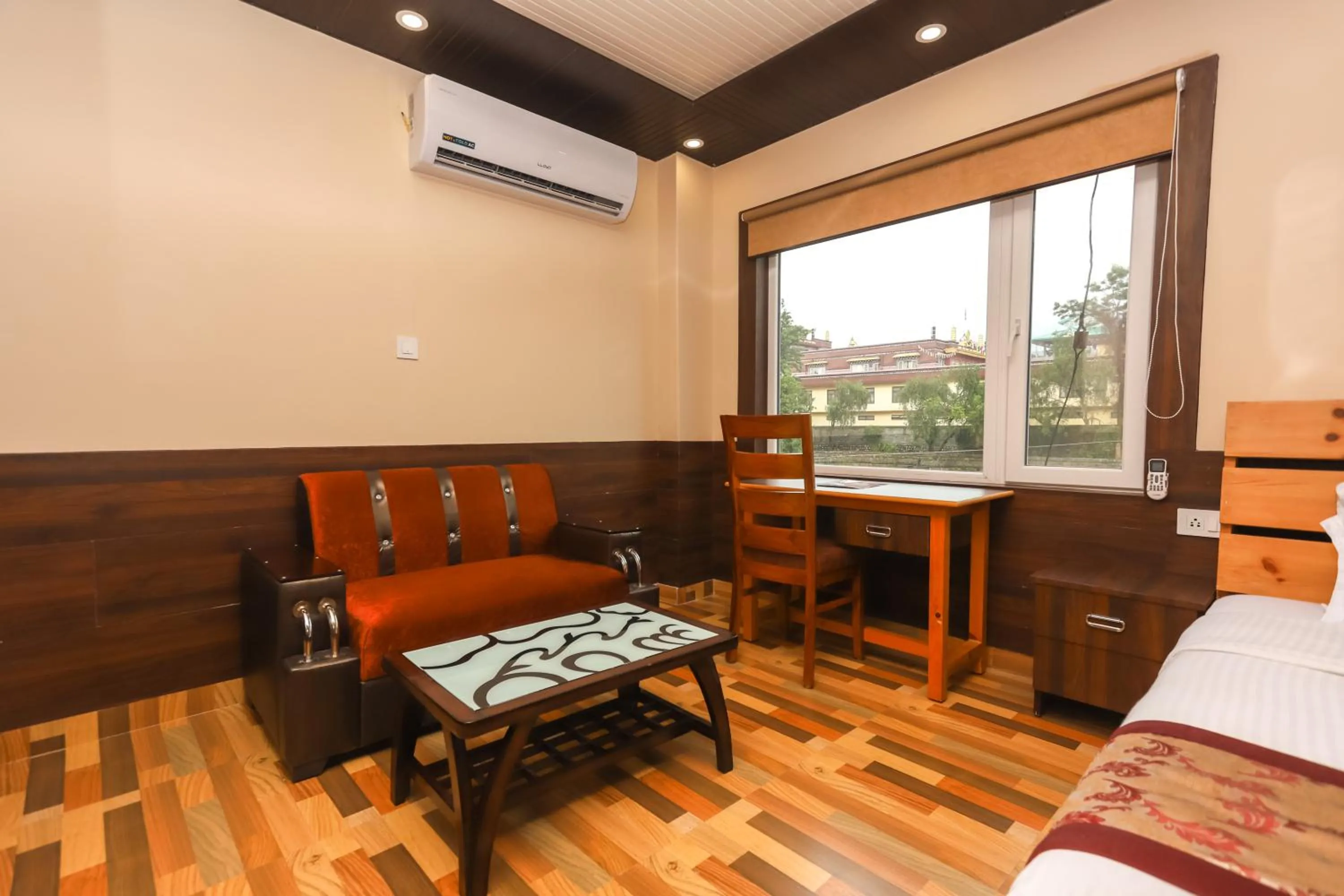 Living room, Bed in Hotel Buddha House Himalayan Brothers