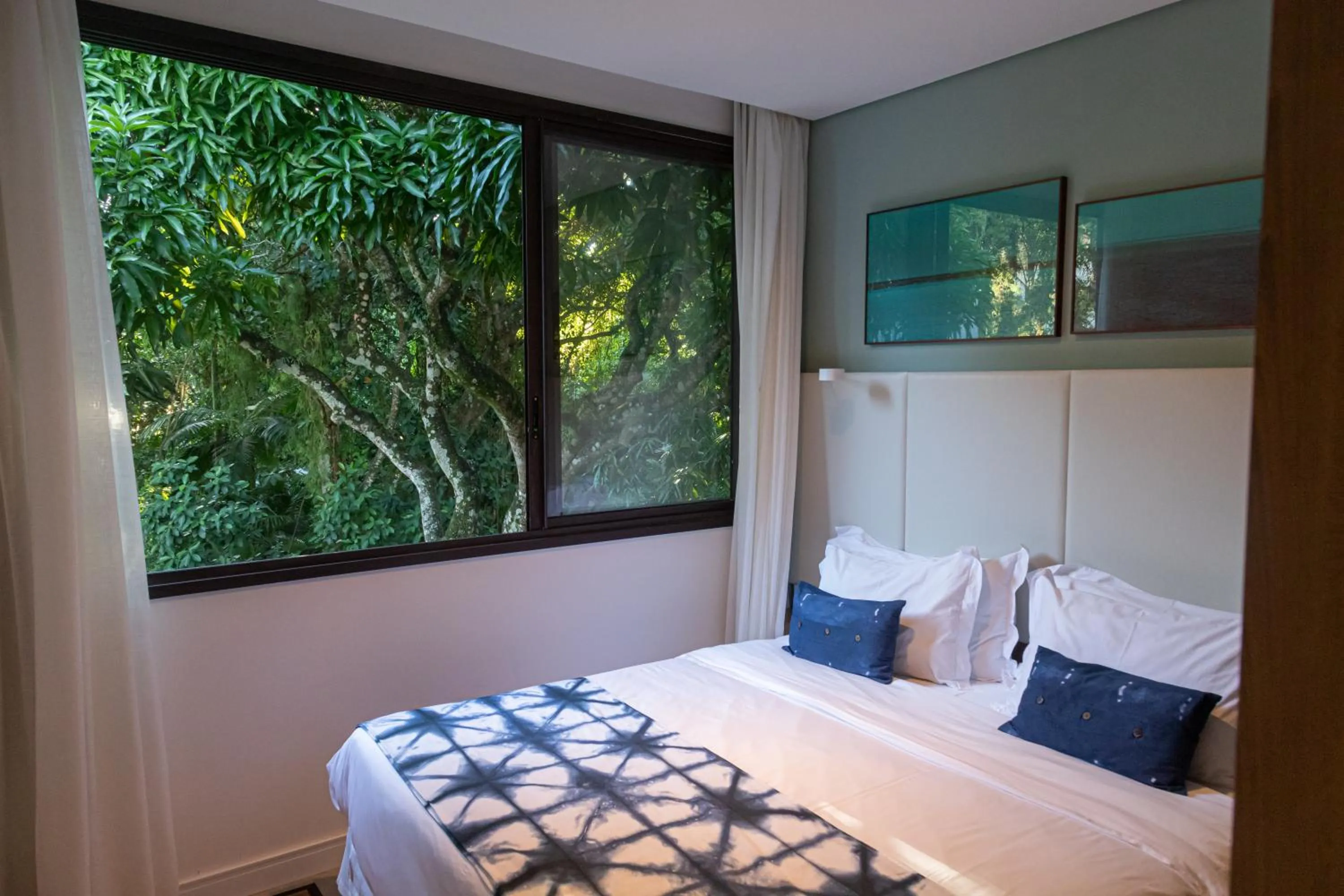 View (from property/room), Bed in Casa Di Sirena Ilhabela