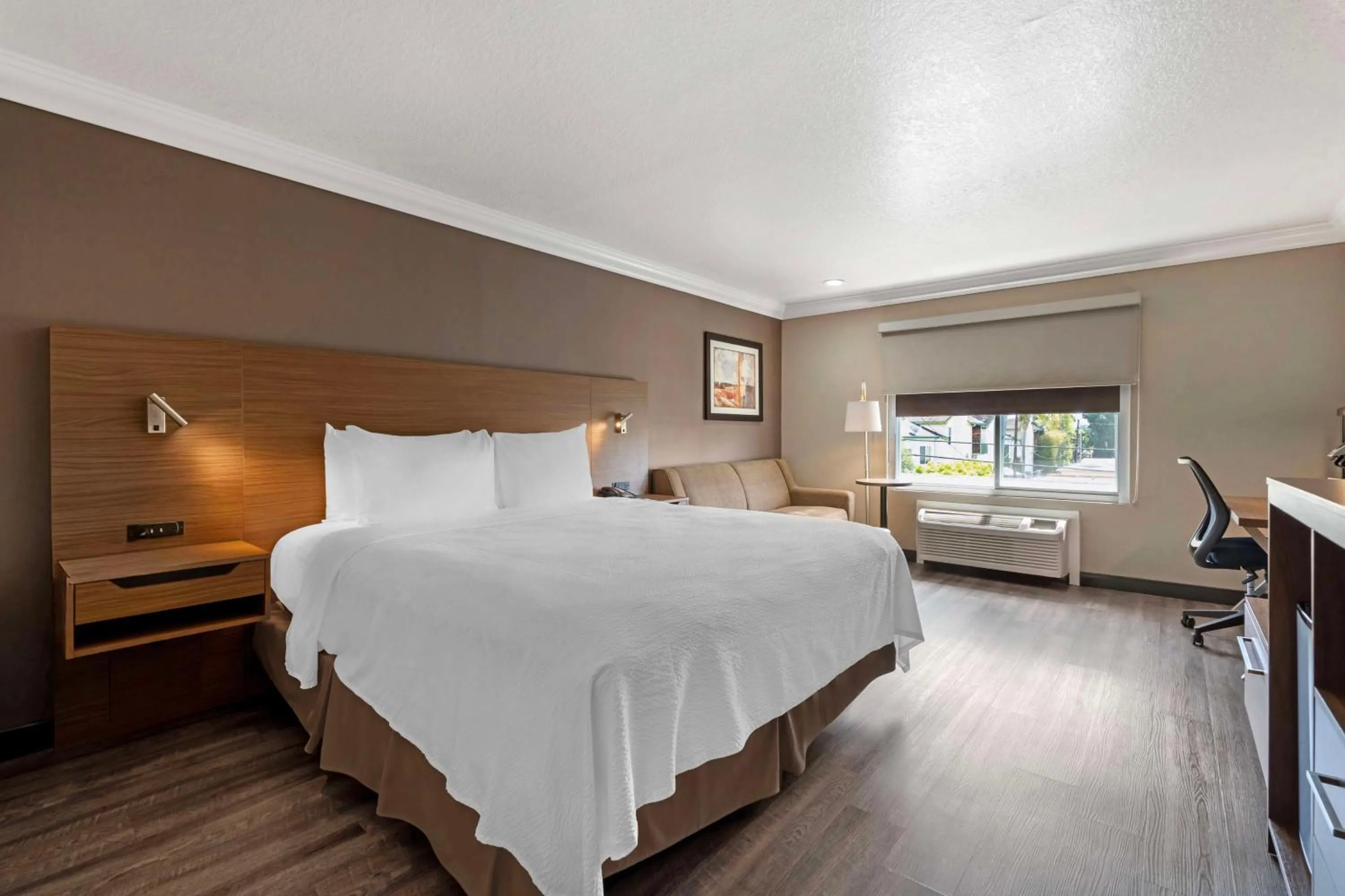 Bedroom, Bed in Best Western Plus Newport Mesa Inn