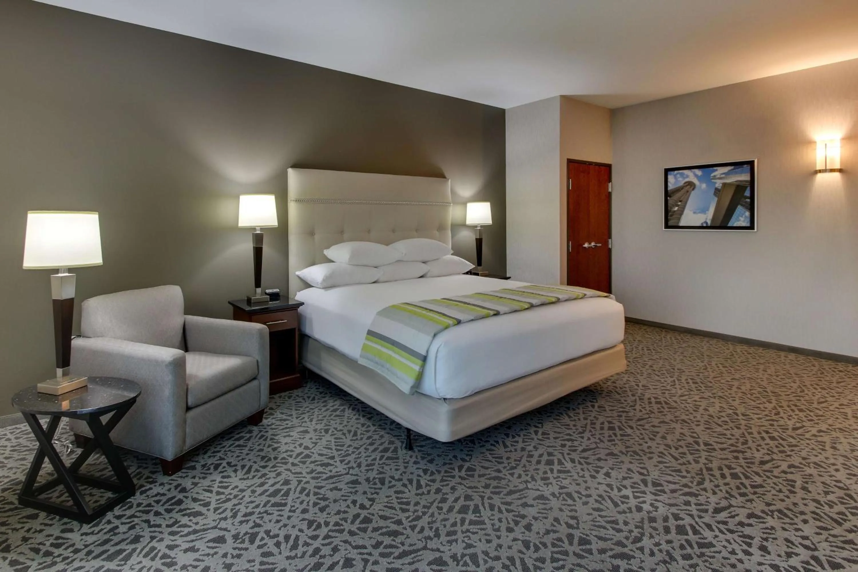 Photo of the whole room, Bed in Drury Plaza Hotel Dallas Richardson