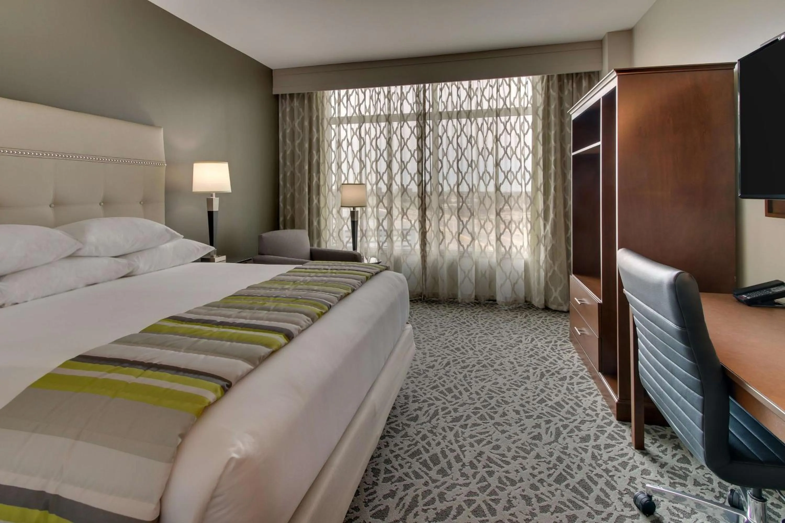 Photo of the whole room, Bed in Drury Plaza Hotel Dallas Richardson