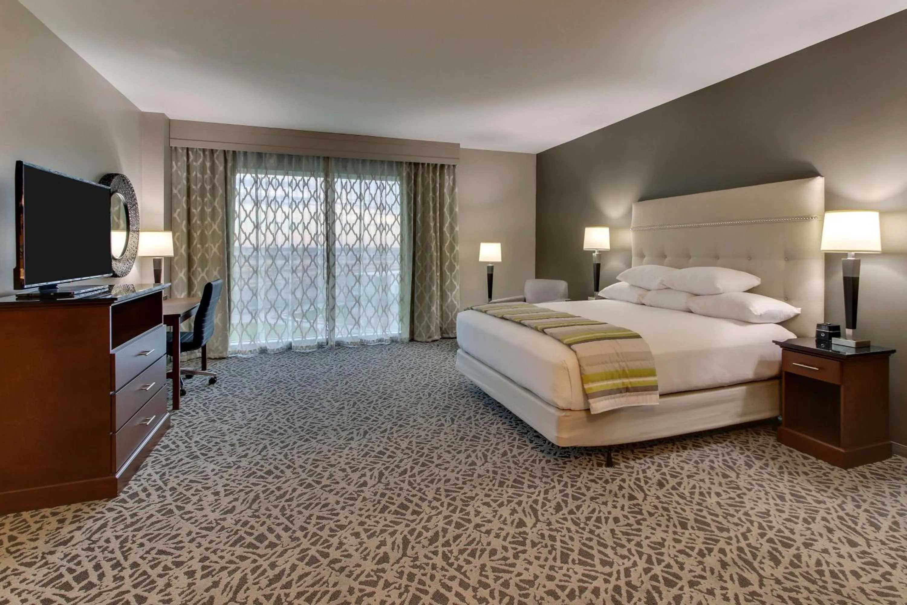 Photo of the whole room, Bed in Drury Plaza Hotel Dallas Richardson