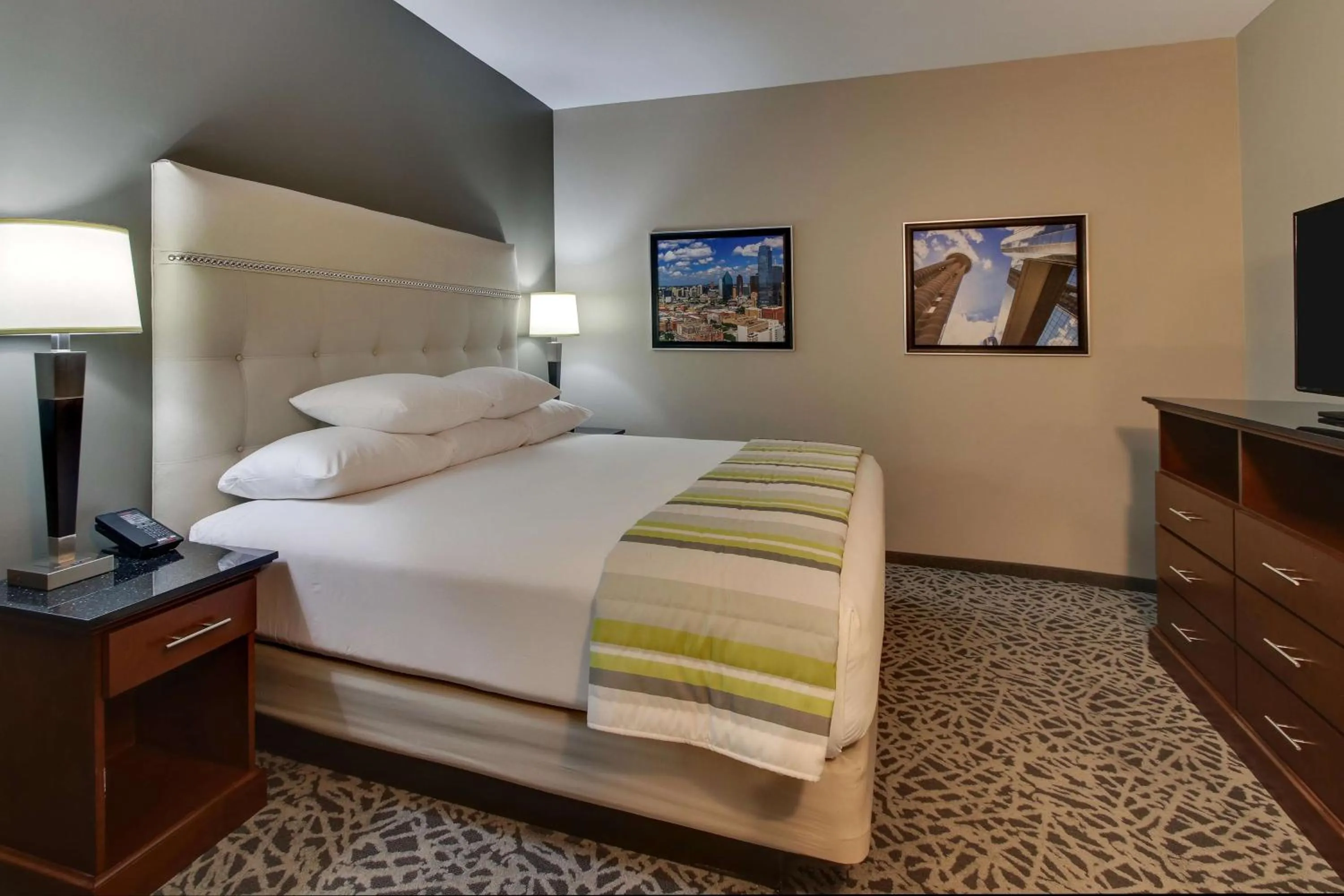 Photo of the whole room, Bed in Drury Plaza Hotel Dallas Richardson