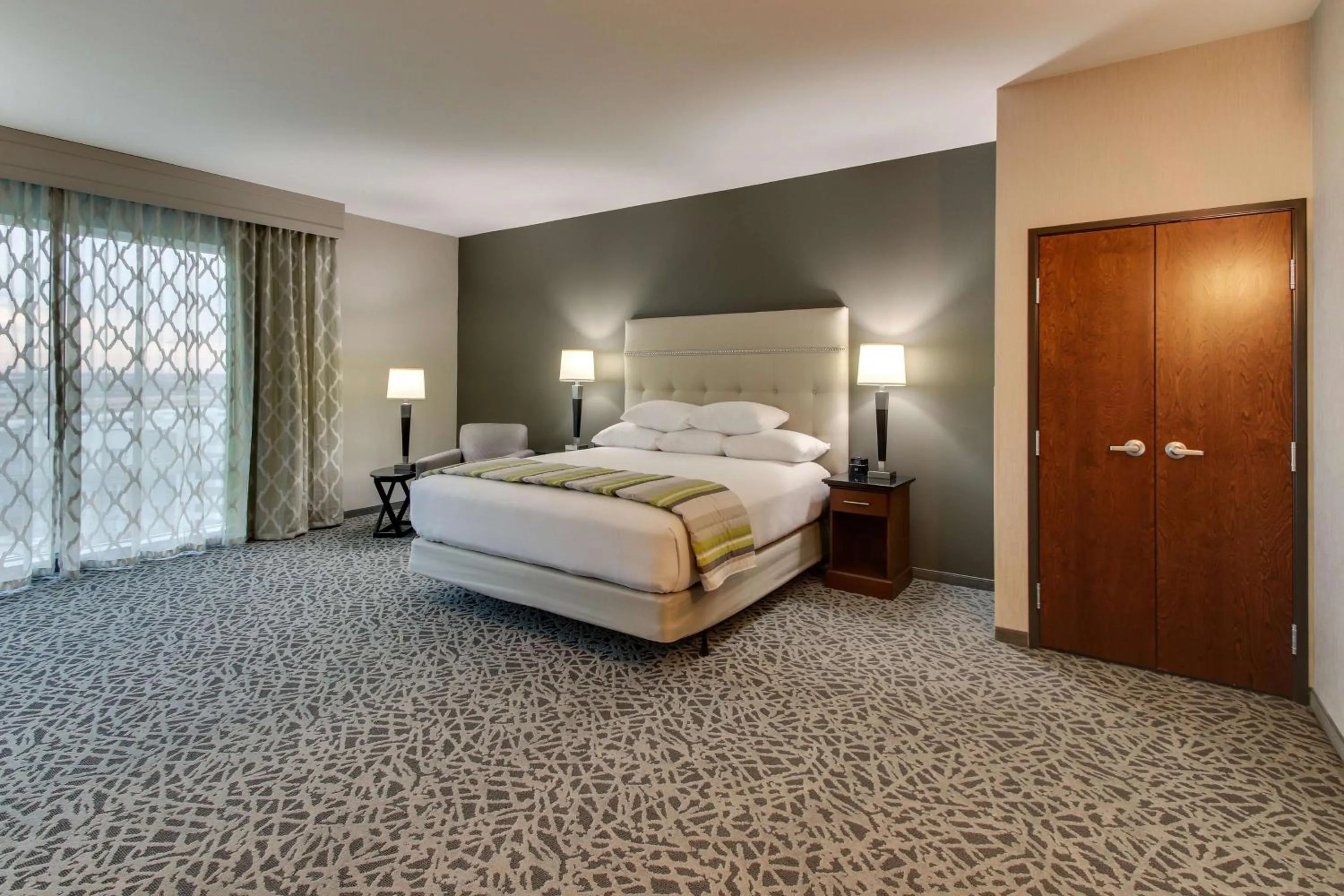 Photo of the whole room, Bed in Drury Plaza Hotel Dallas Richardson