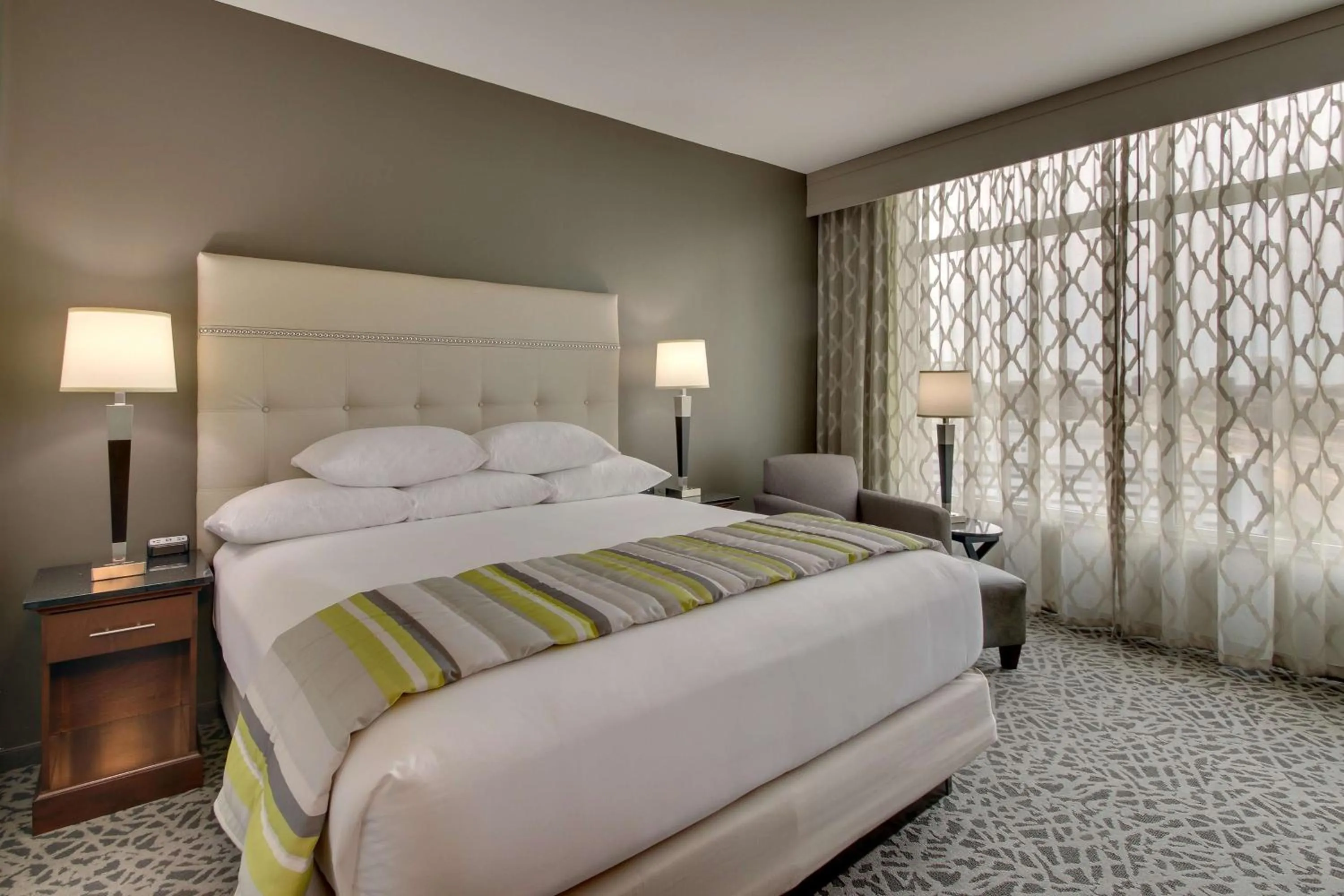 Photo of the whole room, Bed in Drury Plaza Hotel Dallas Richardson