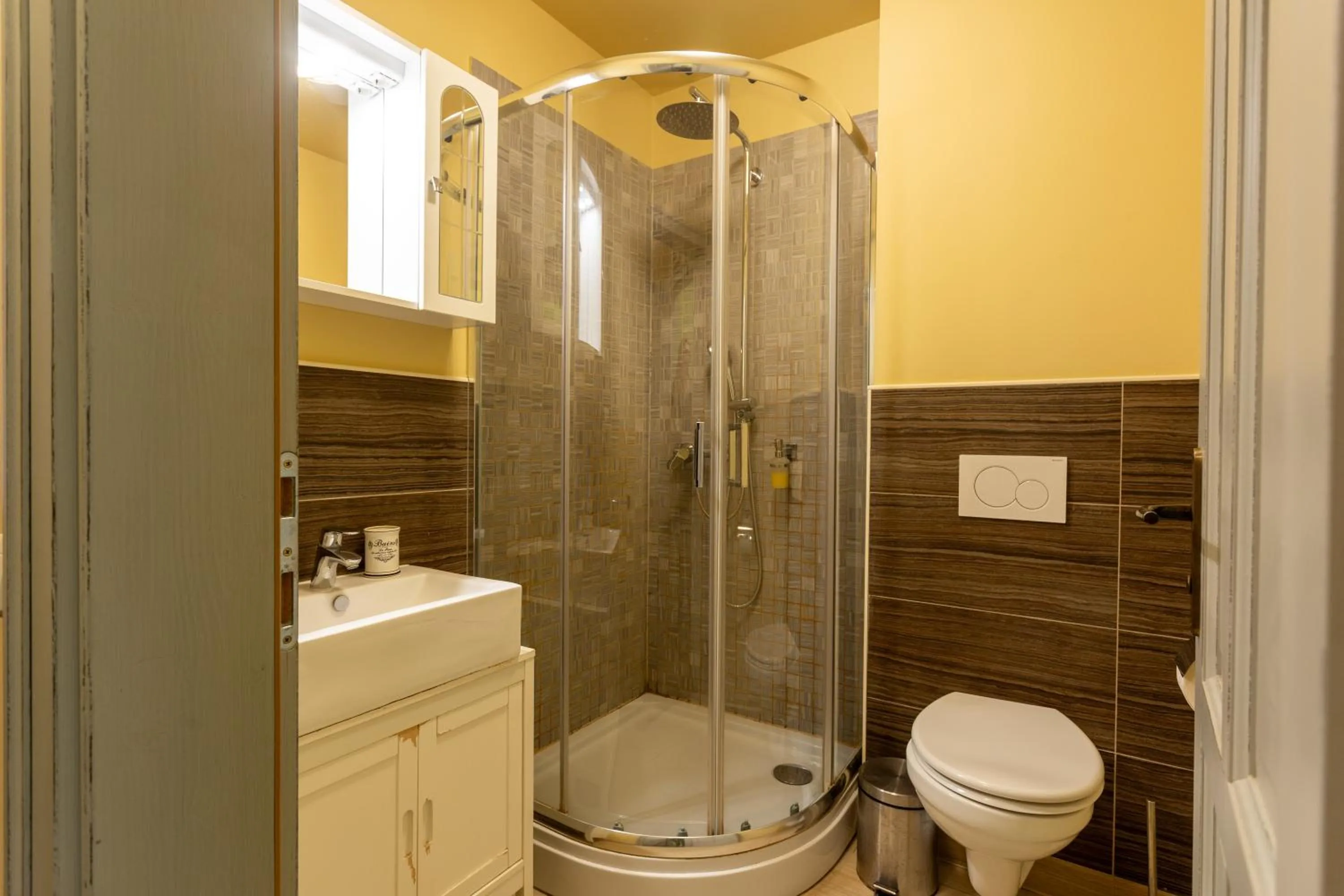 Shower in Patrick's Pub