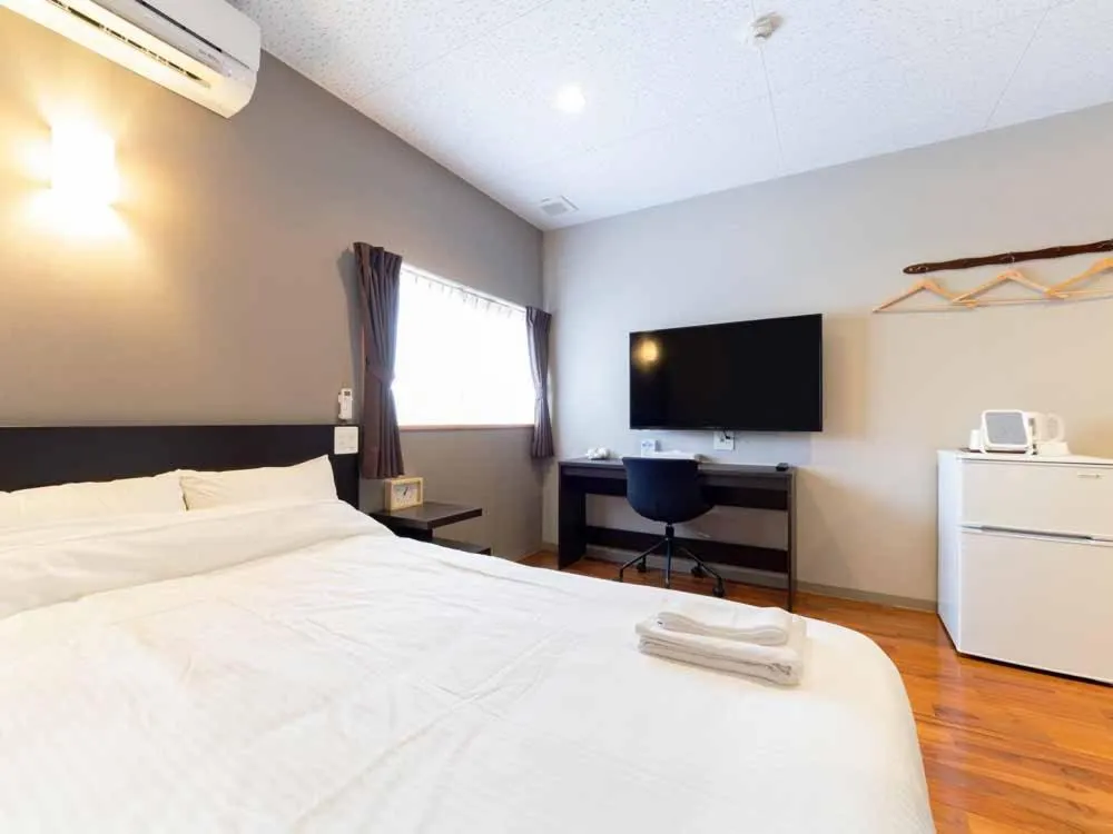Living room, Bed in Beach Resort Hotel Kalakaua