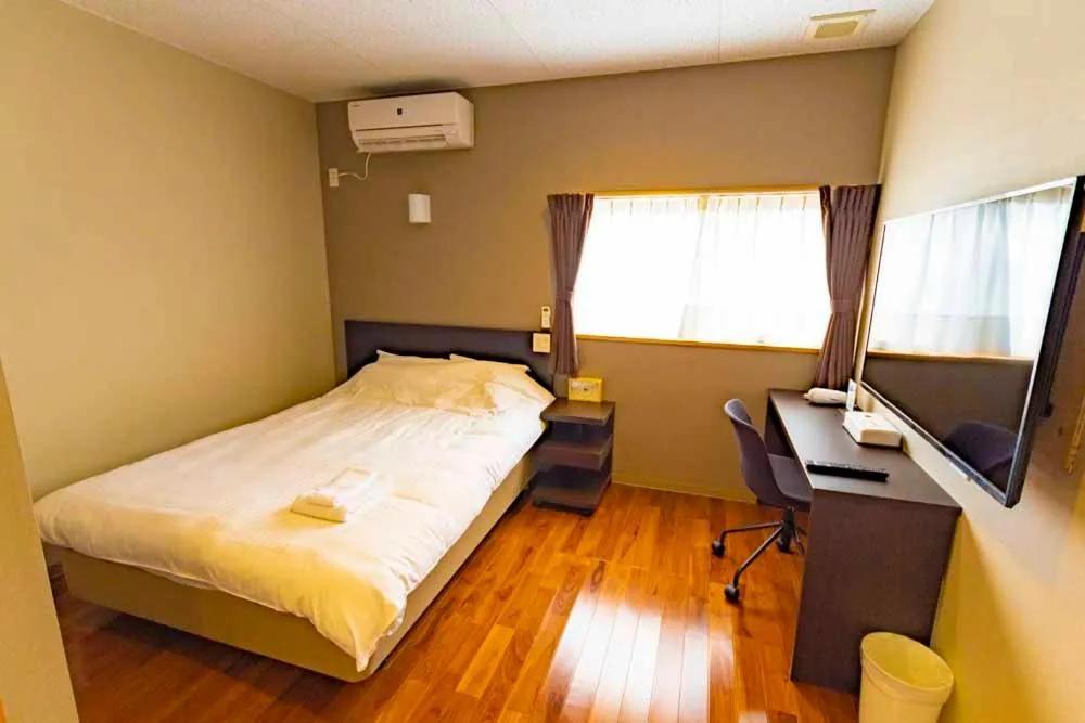 Photo of the whole room, Bed in Beach Resort Hotel Kalakaua