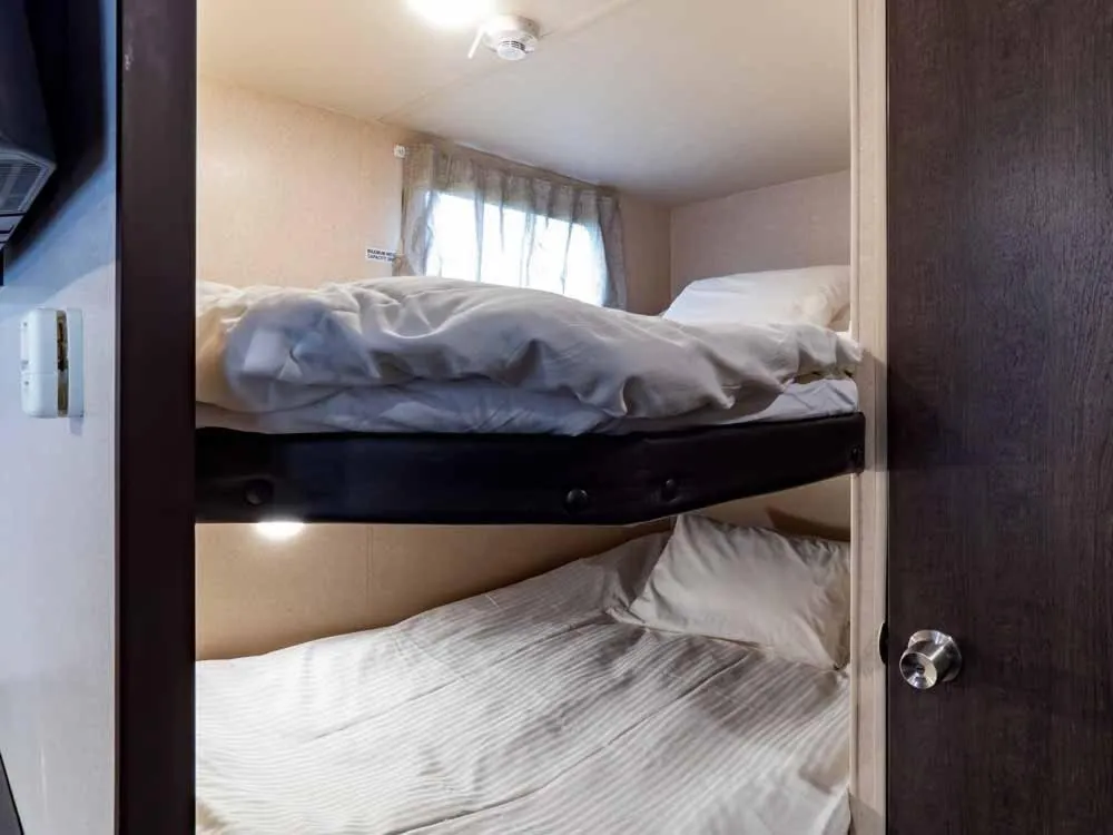 bunk bed, Bed in Beach Resort Hotel Kalakaua