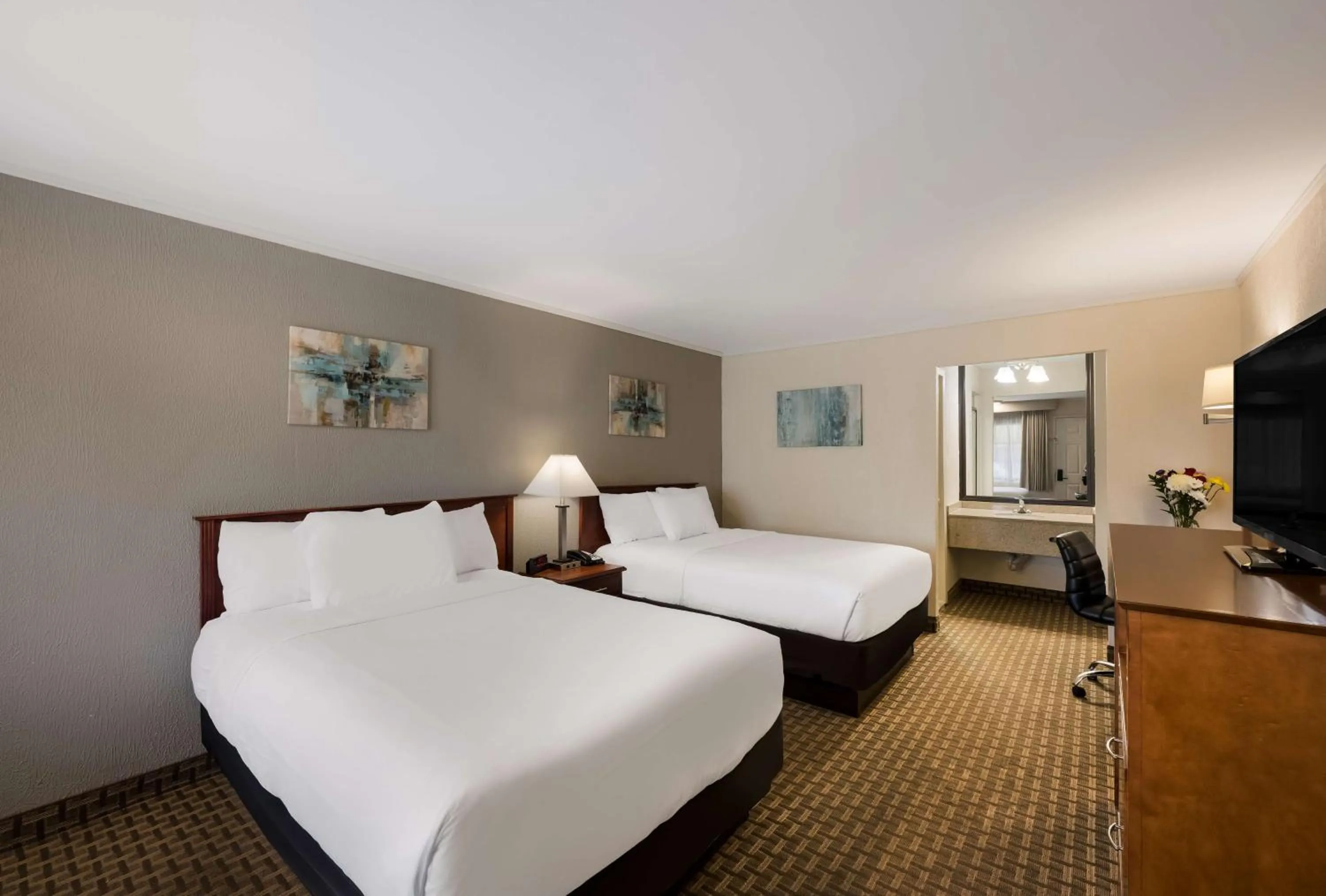 Bedroom, Bed in SureStay Plus by Best Western Woodbury Inn