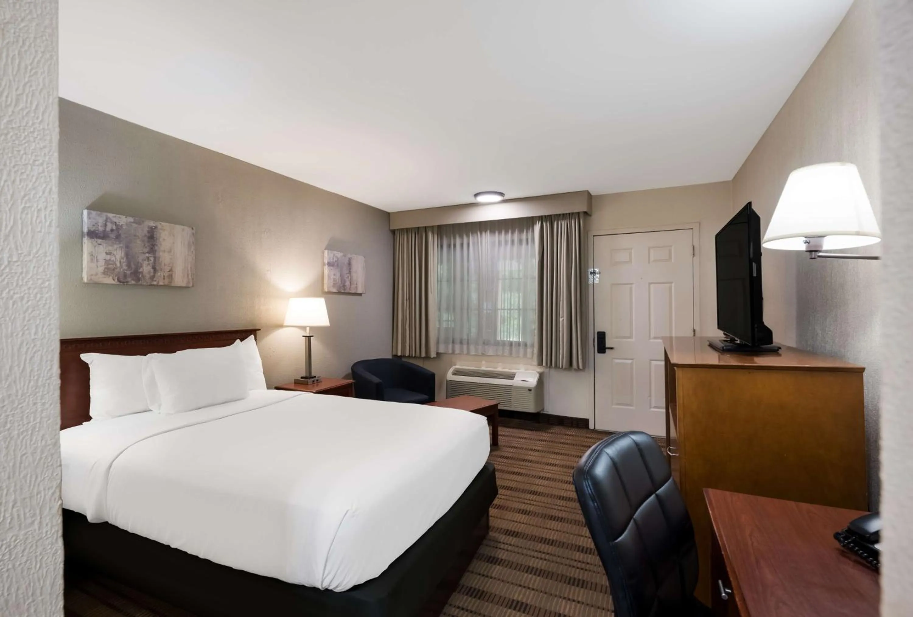 Bedroom, Bed in SureStay Plus by Best Western Woodbury Inn