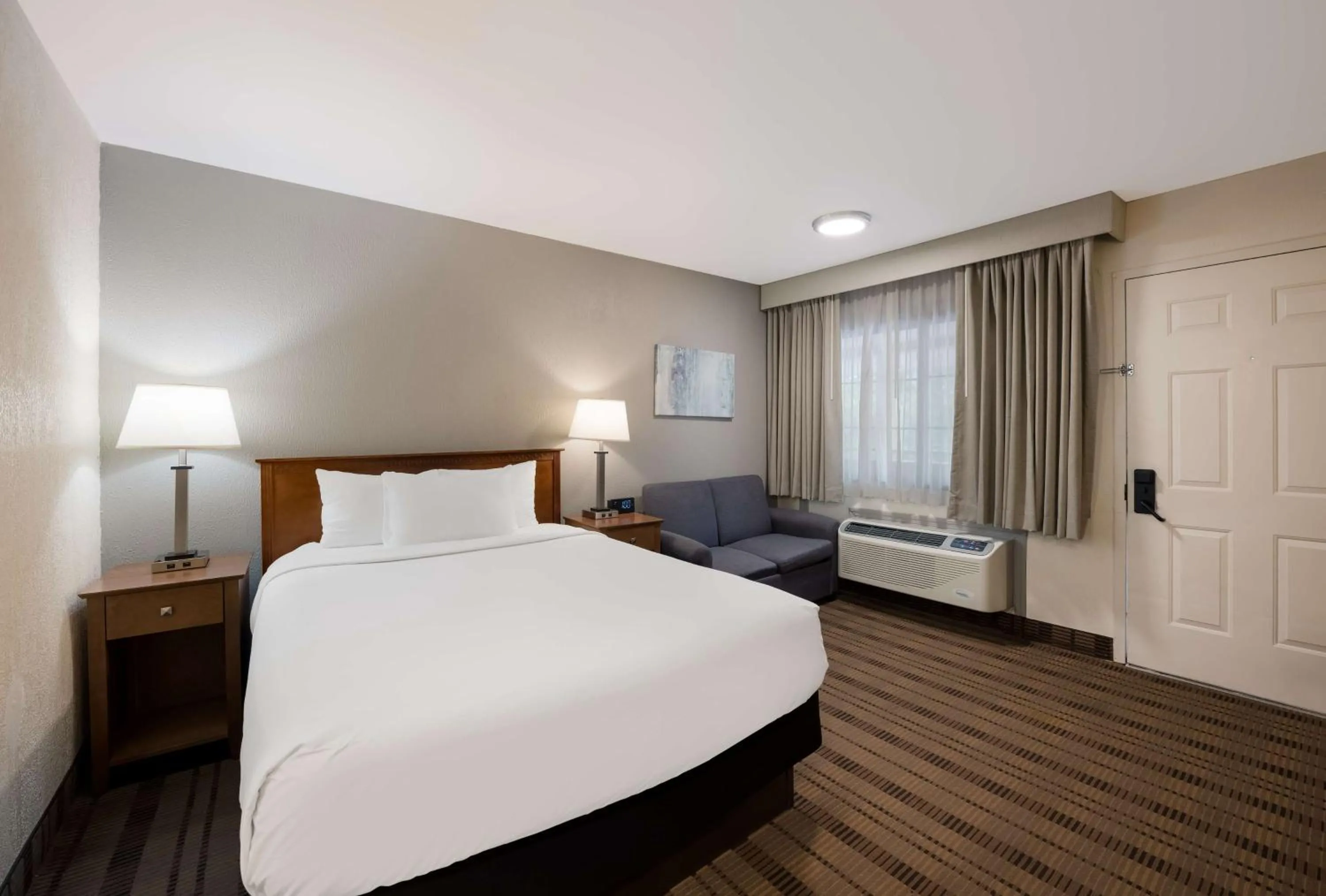 Other, Bed in SureStay Plus by Best Western Woodbury Inn