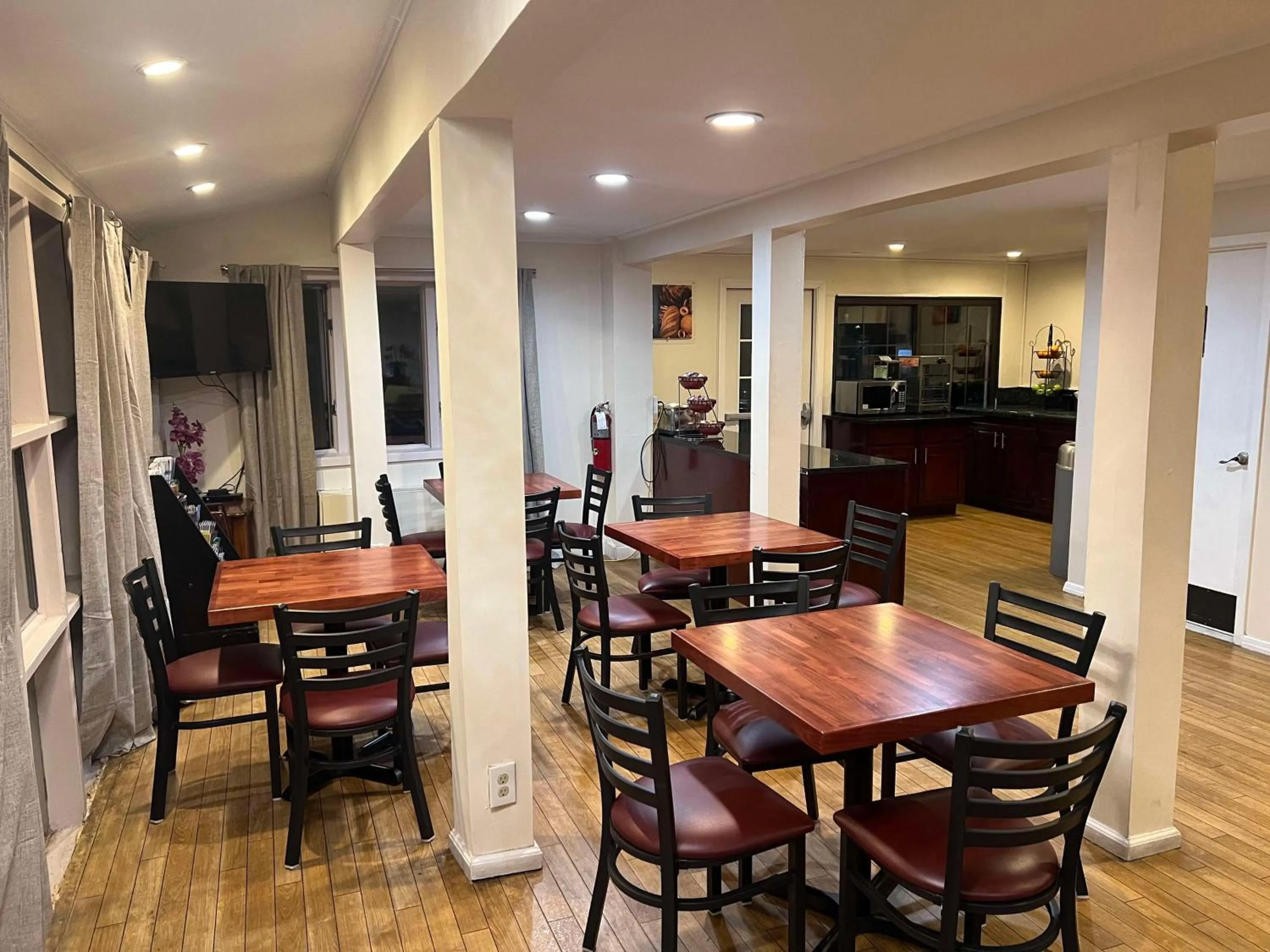 Breakfast in SureStay Plus by Best Western Woodbury Inn