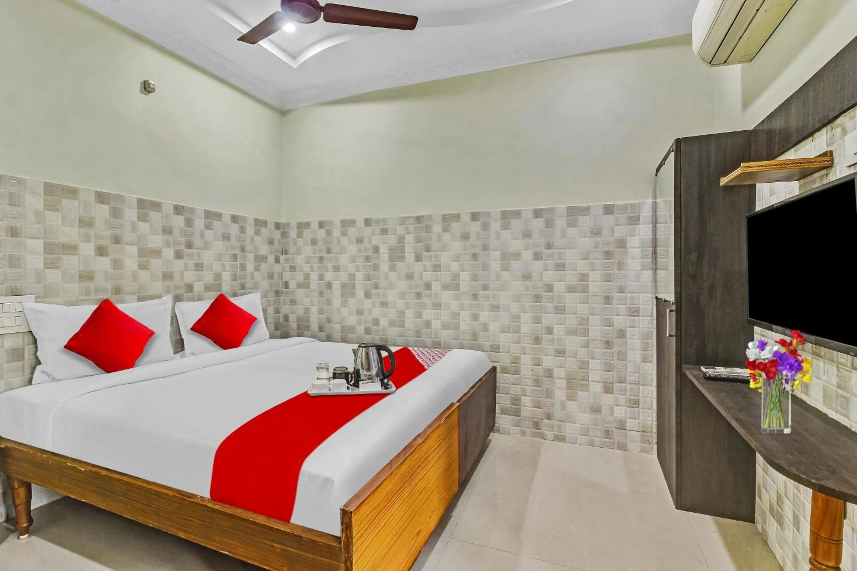 Bedroom, Bed in Super Hotel O Sridhar