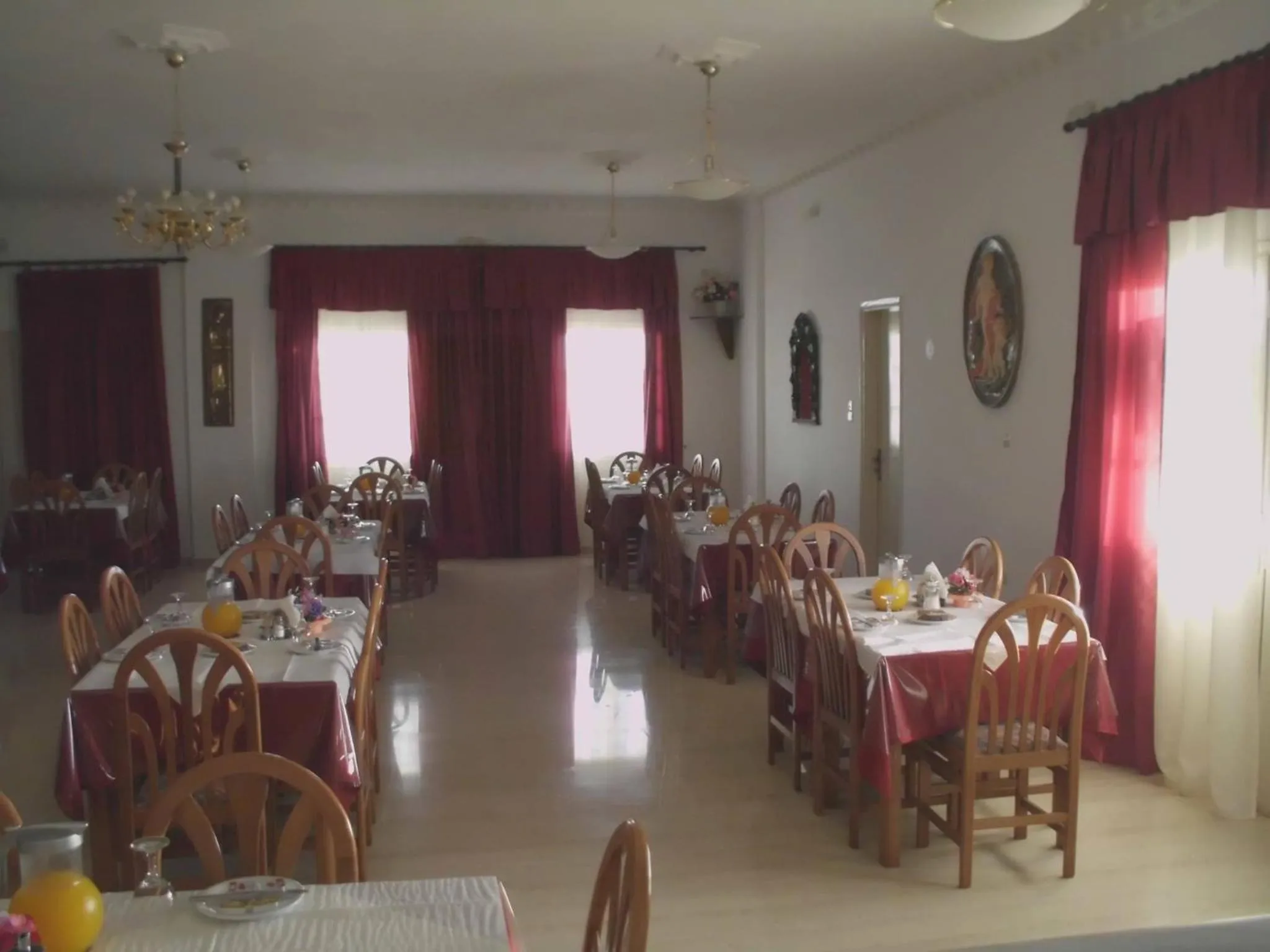 Restaurant/places to eat in Nikos Hotel