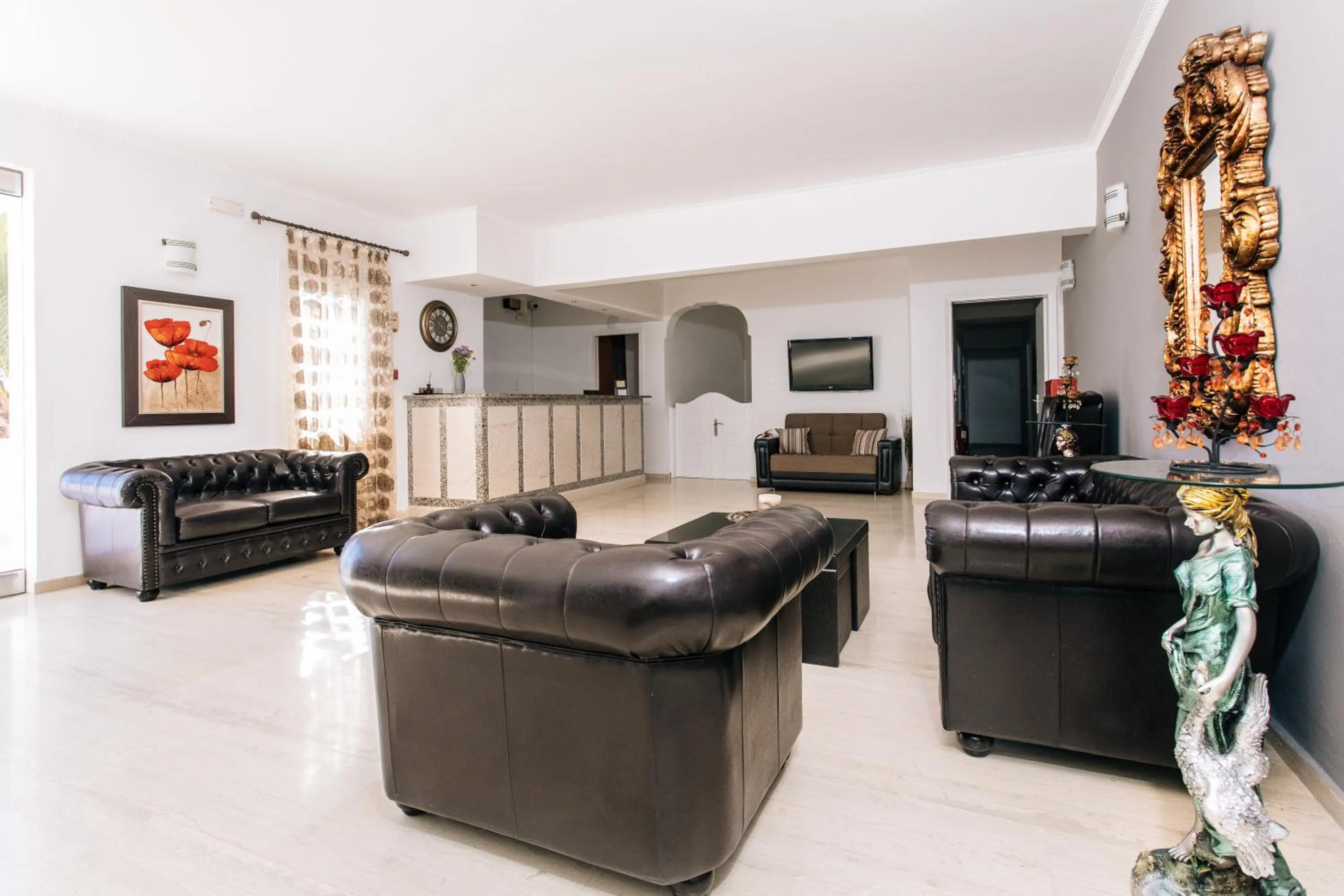 Communal lounge/ TV room in Nikos Hotel