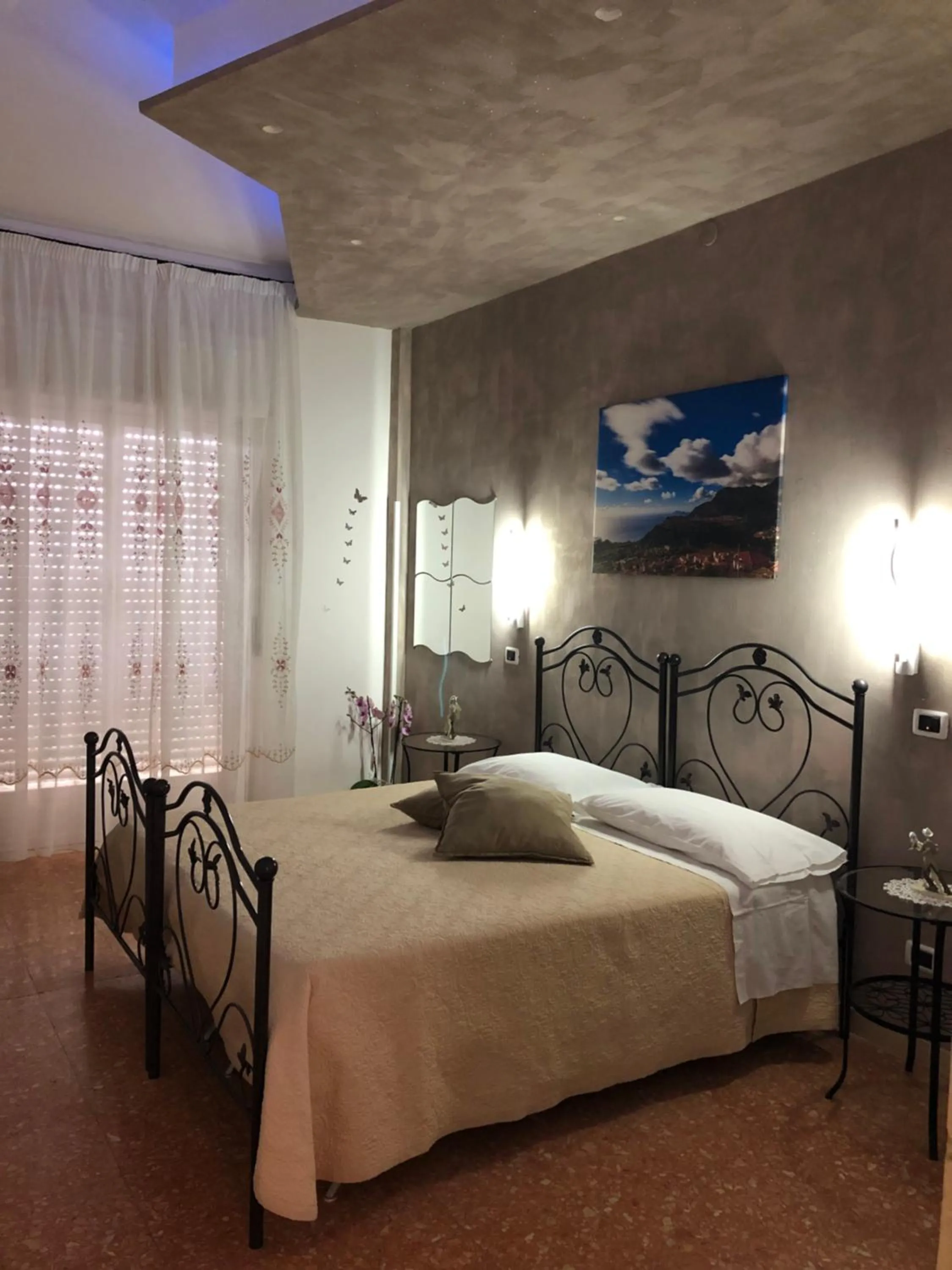 Photo of the whole room, Bed in New Royal