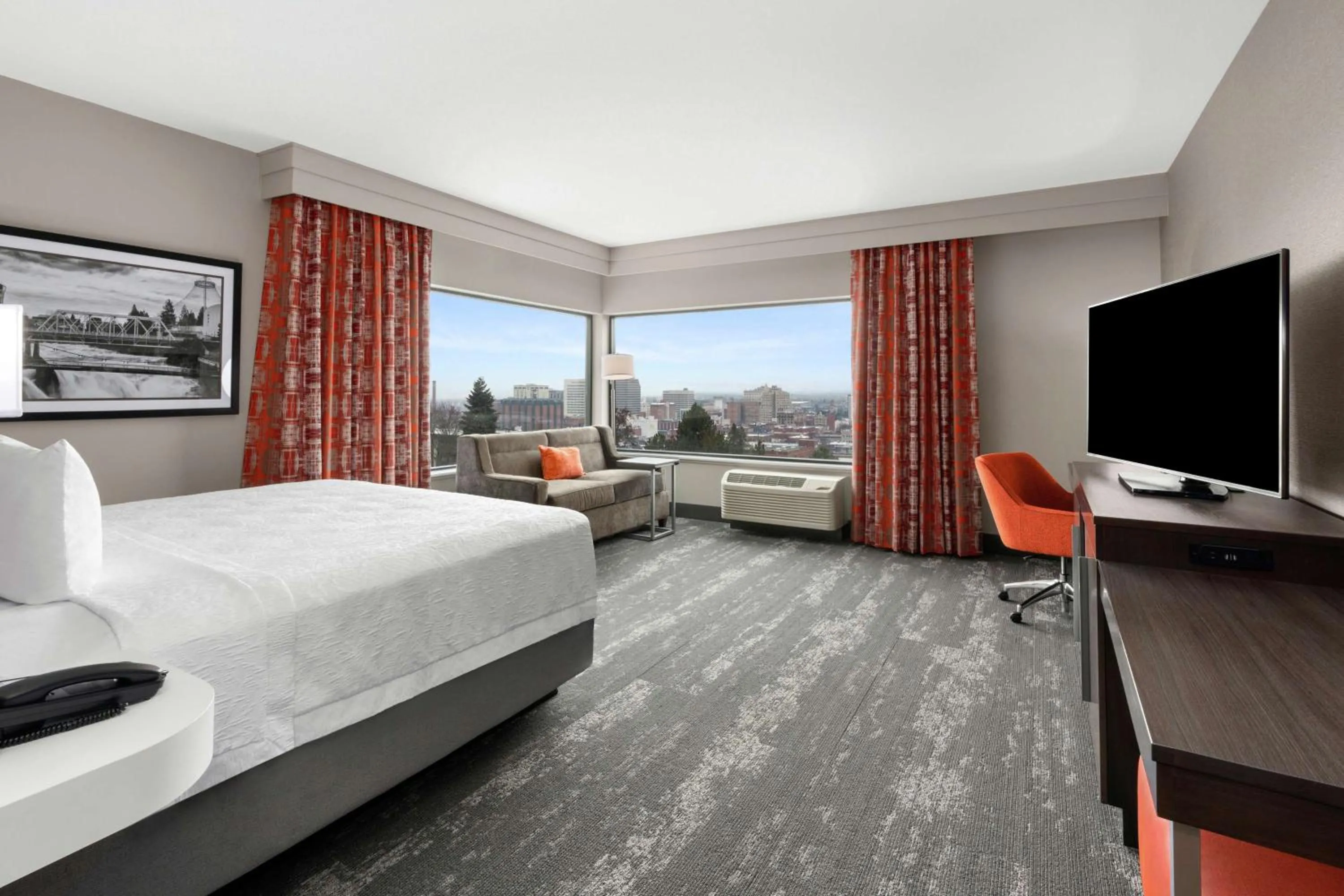 Living room, Bed in Hampton Inn & Suites Spokane Downtown-South