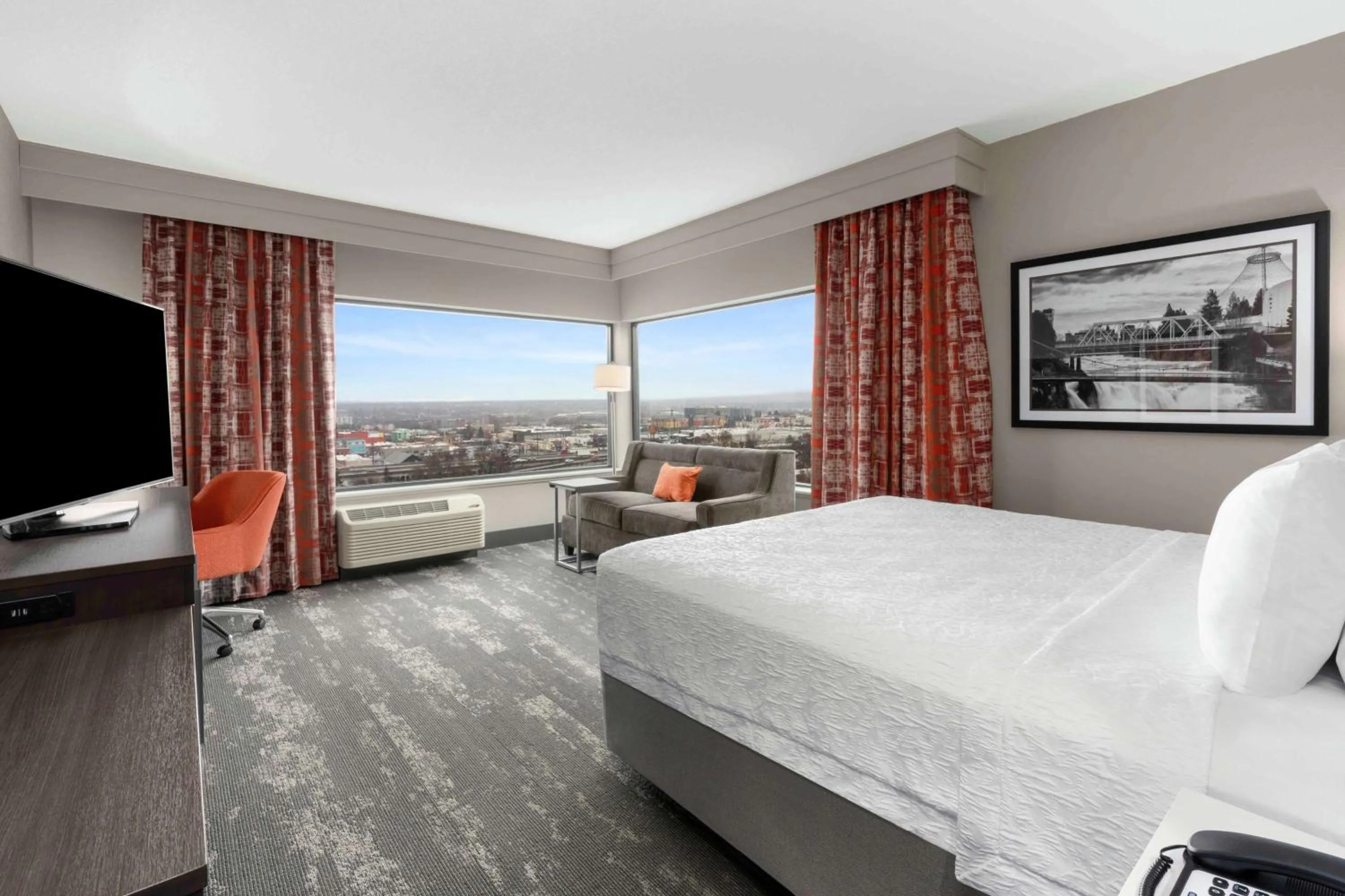 Living room, Bed in Hampton Inn & Suites Spokane Downtown-South