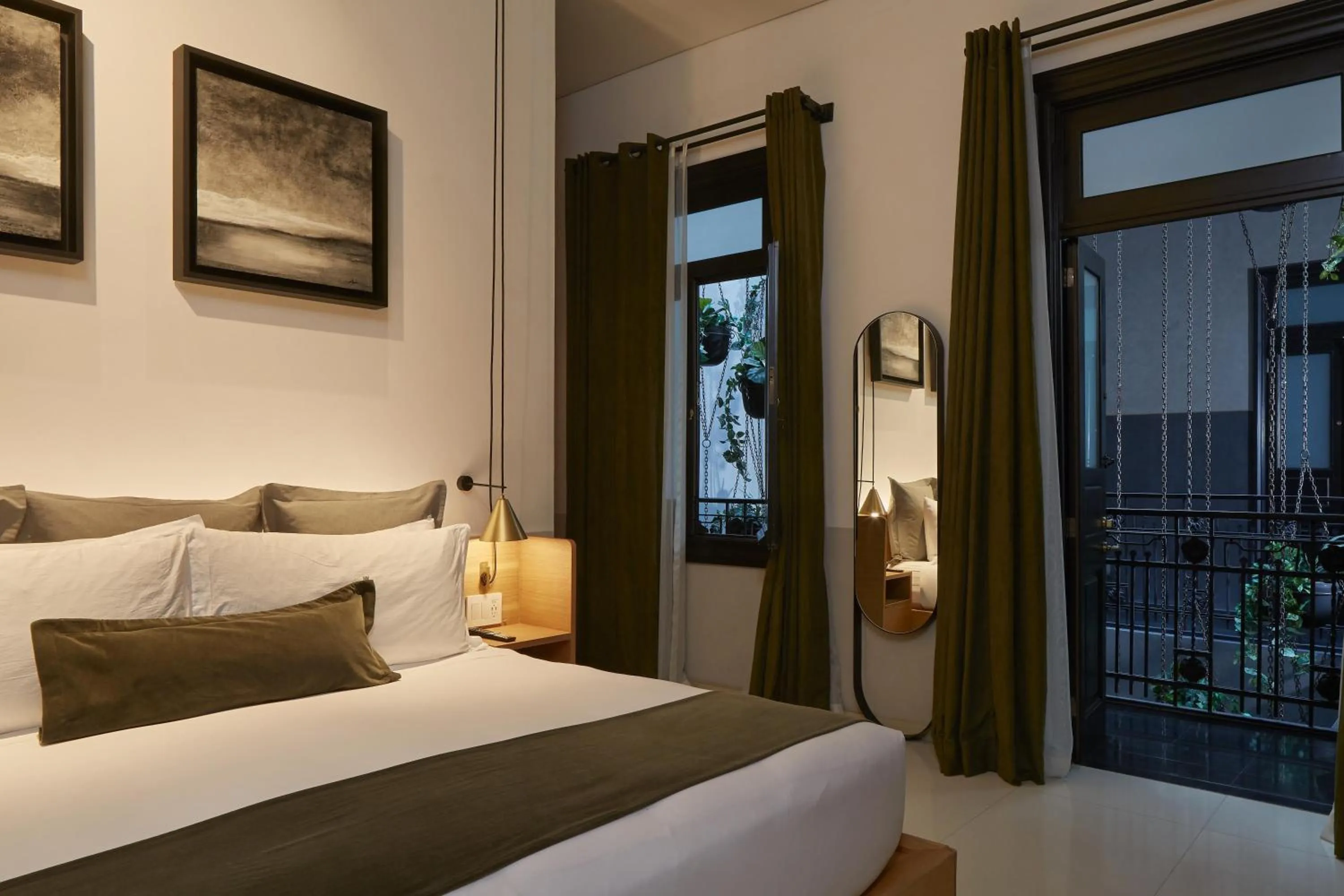 Bed in Umbral, Curio Collection By Hilton