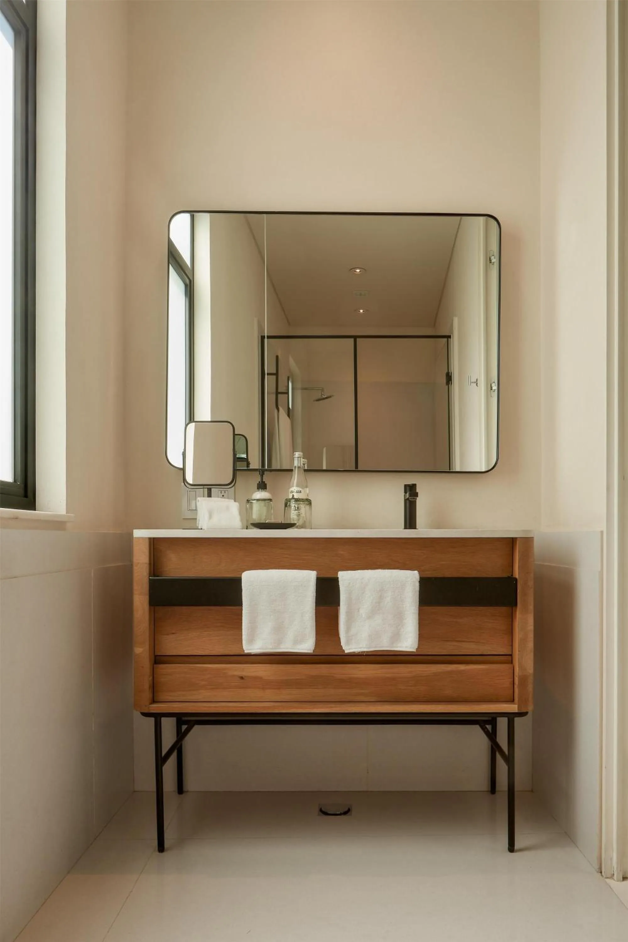 Photo of the whole room in Umbral, Curio Collection By Hilton