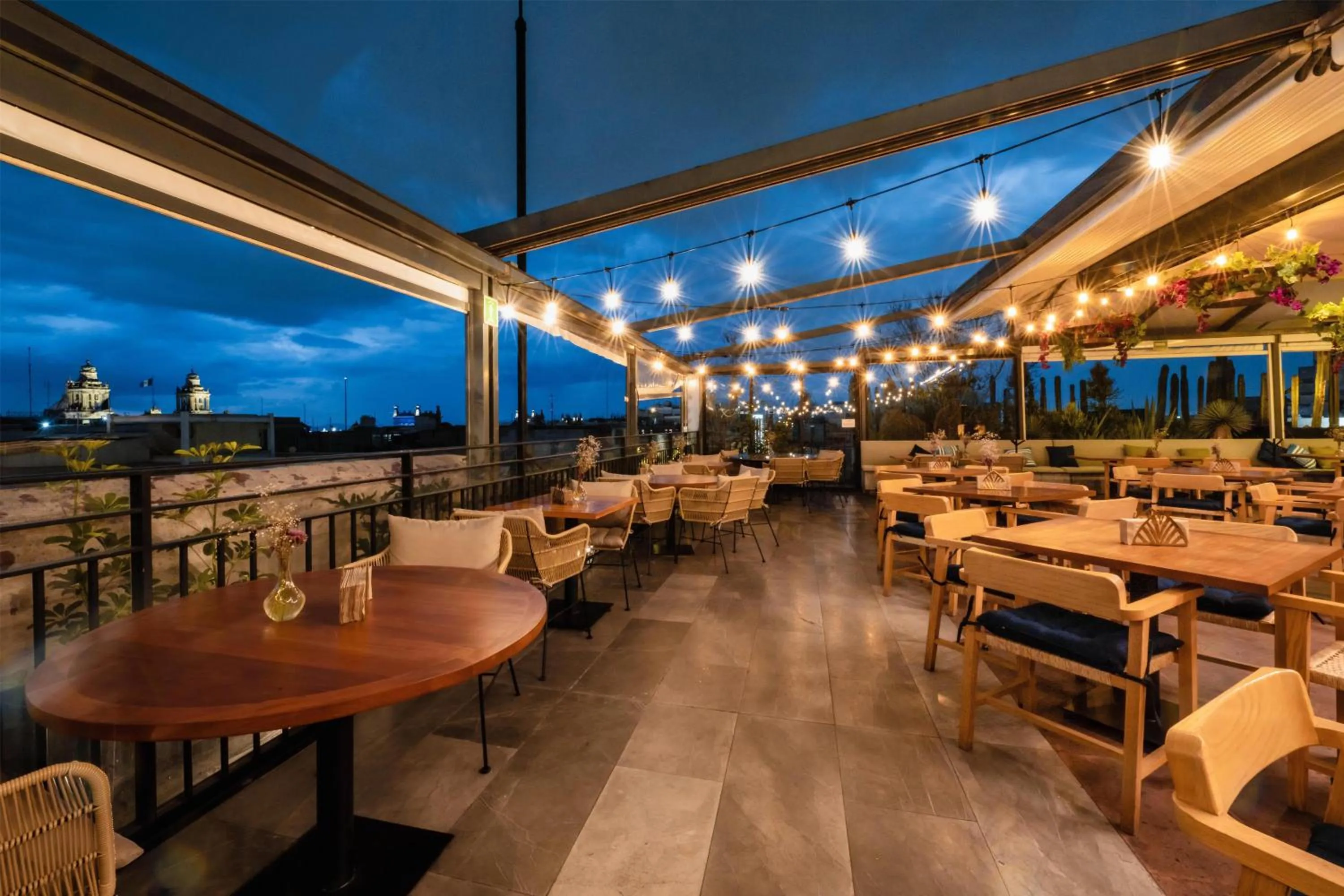 Restaurant/places to eat in Umbral, Curio Collection By Hilton