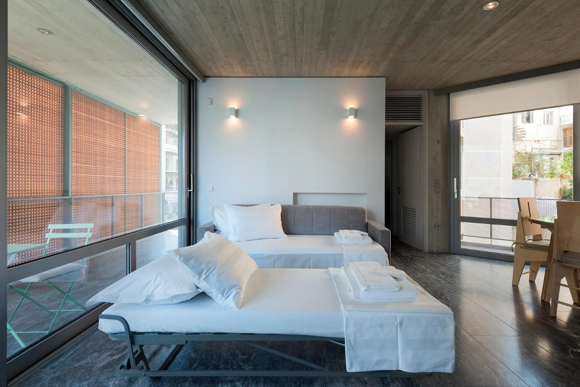 Living room, Bed in Athens BlueBuilding