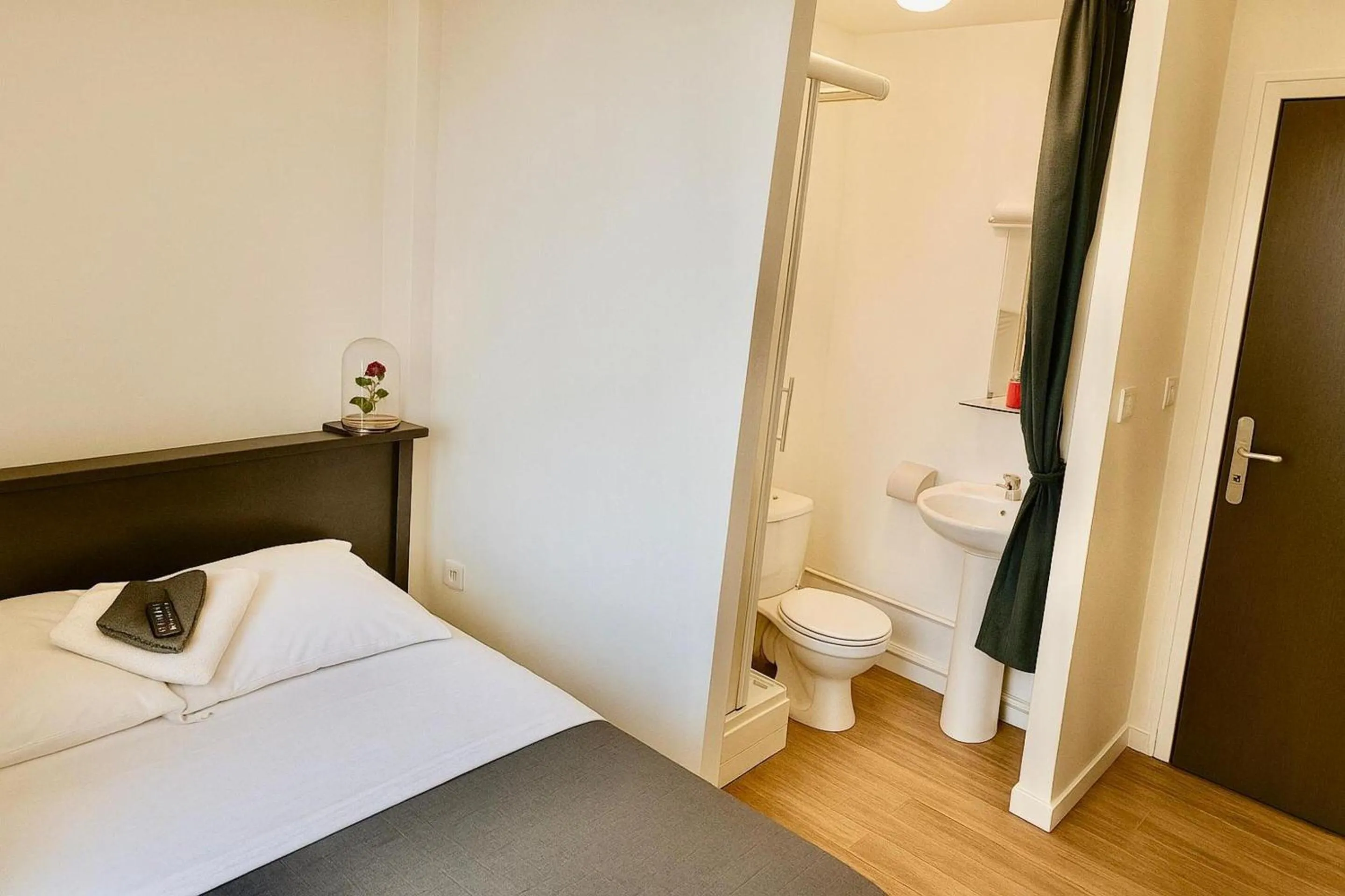 Shower, Bed in Hôtel Le Paris Brest