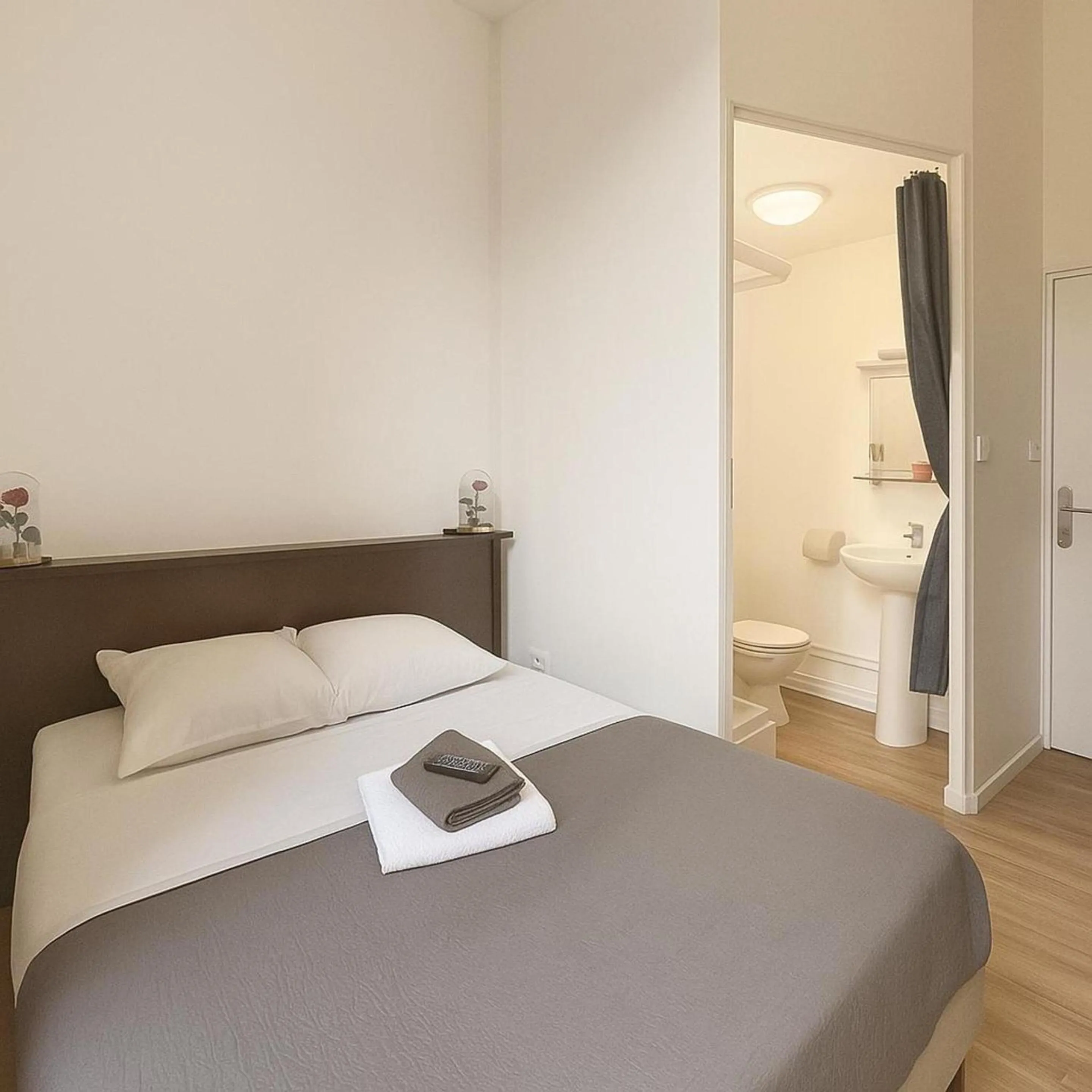 Bathroom, Bed in Hôtel Le Paris Brest