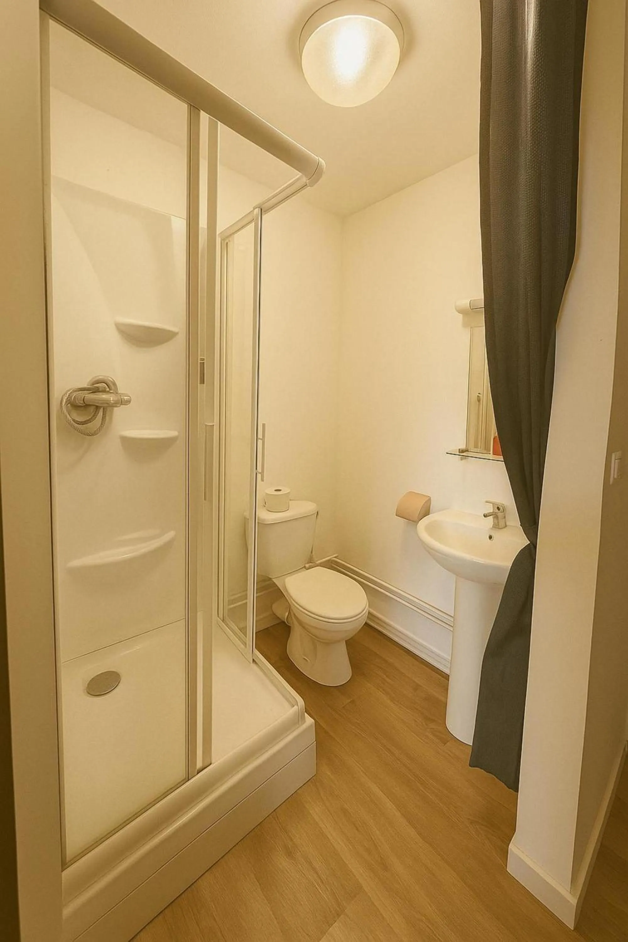 Bathroom in Hôtel Le Paris Brest