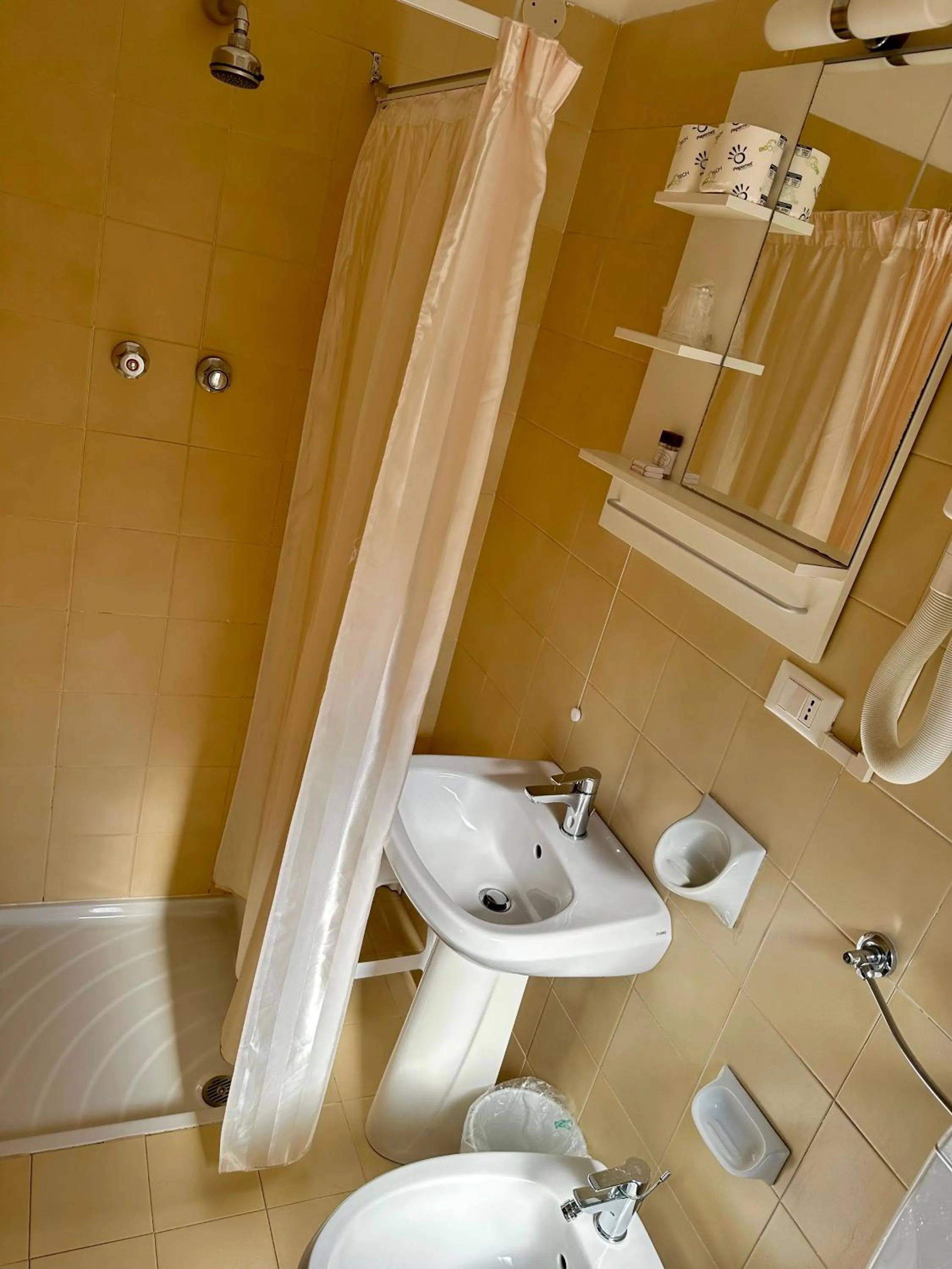 Shower in Hotel La Bussola