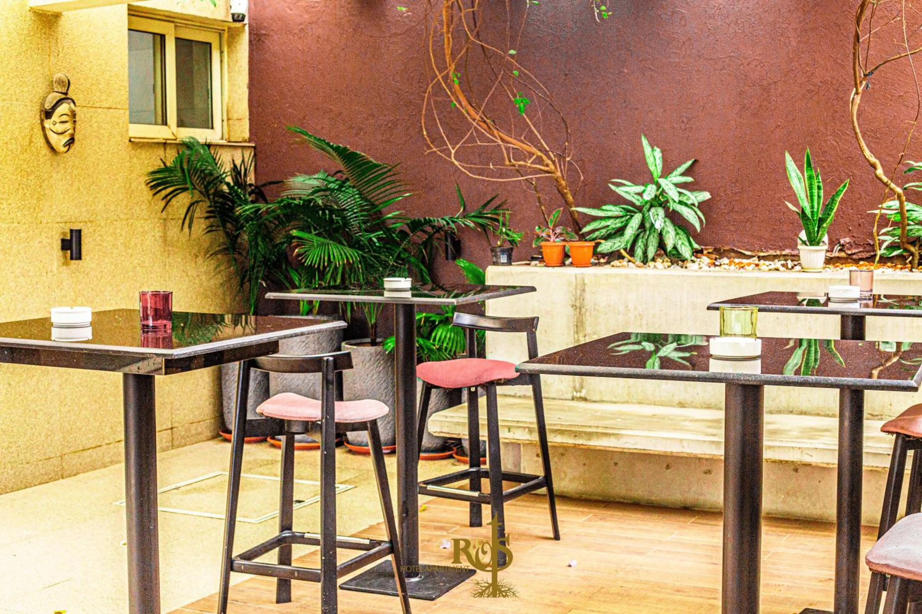 Restaurant/places to eat in Roots Hotel Apartments Abidjan