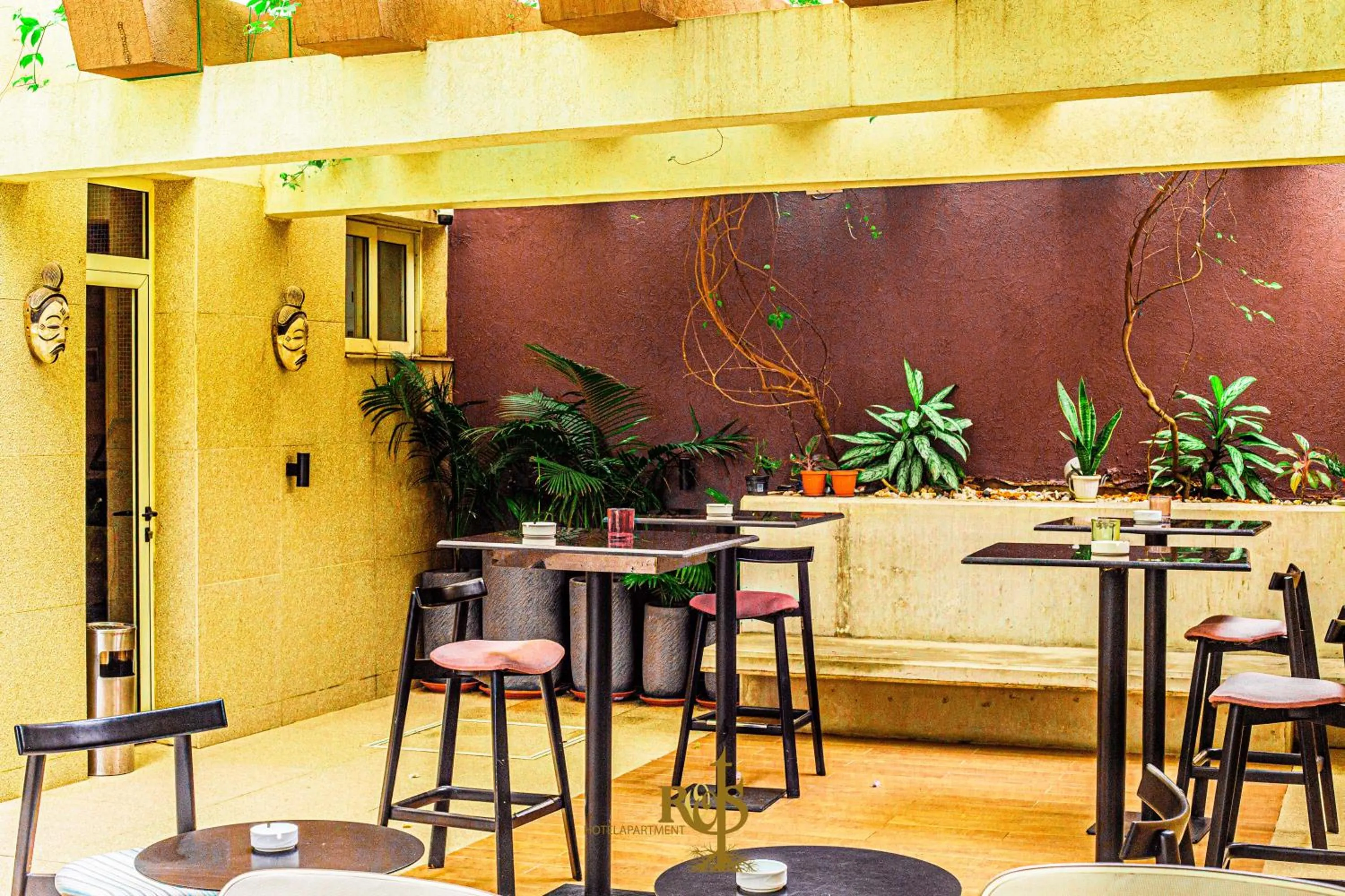 Restaurant/places to eat in Roots Hotel Apartments Abidjan