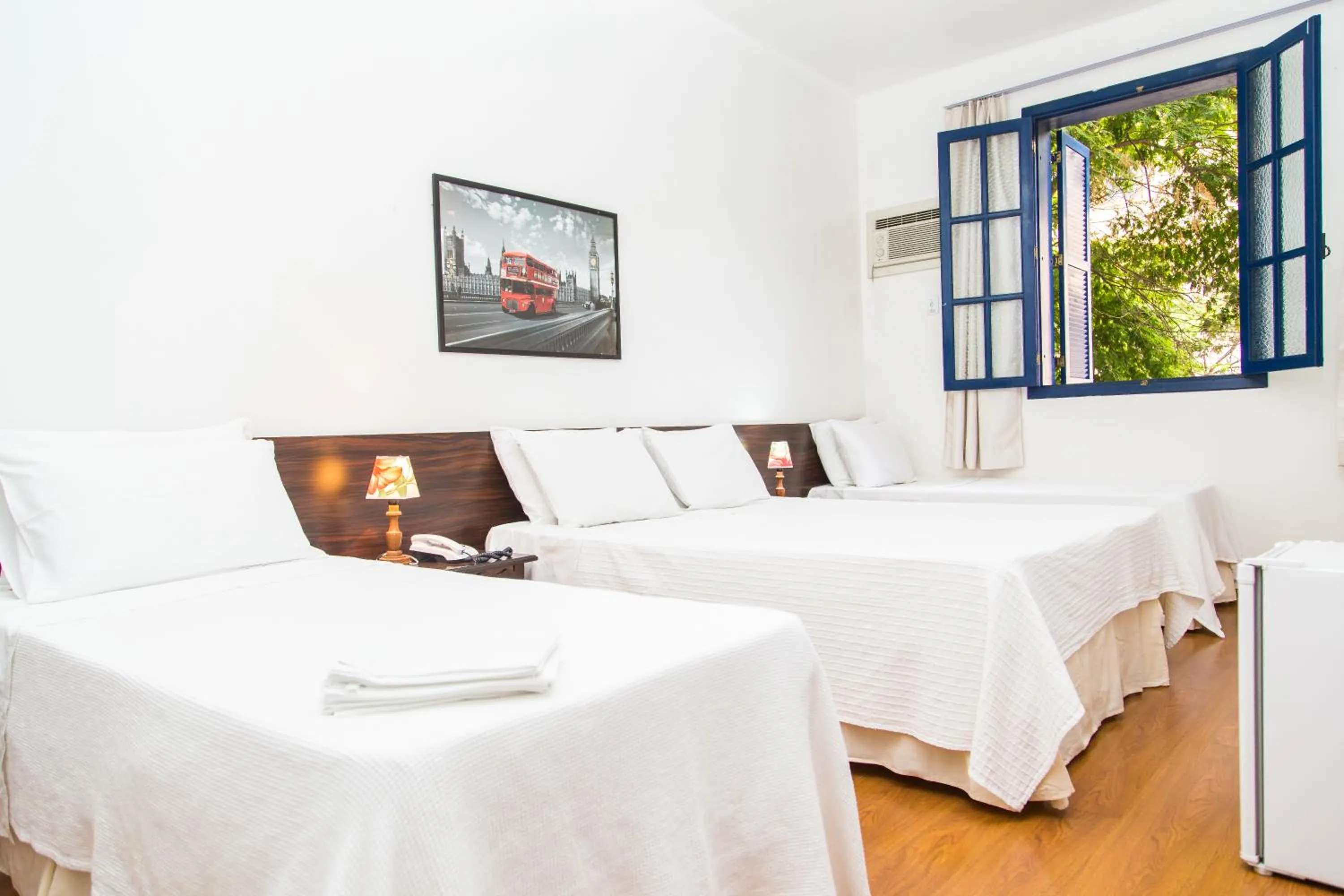 Photo of the whole room, Bed in Hotel Londres