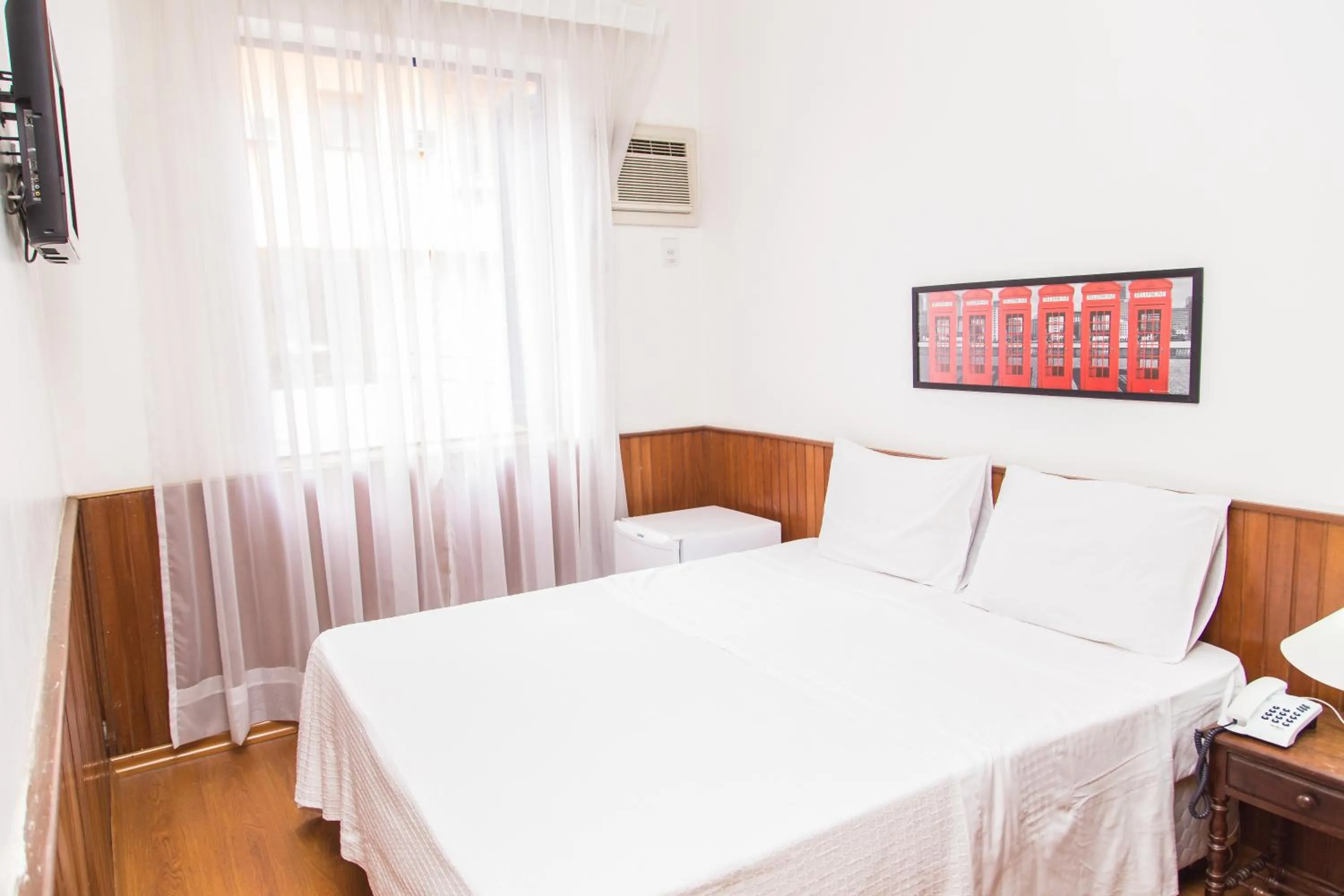 Photo of the whole room, Bed in Hotel Londres