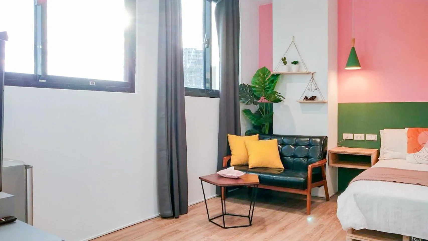 Seating area, Bed in Sleepier Multi-Minsu Tainan