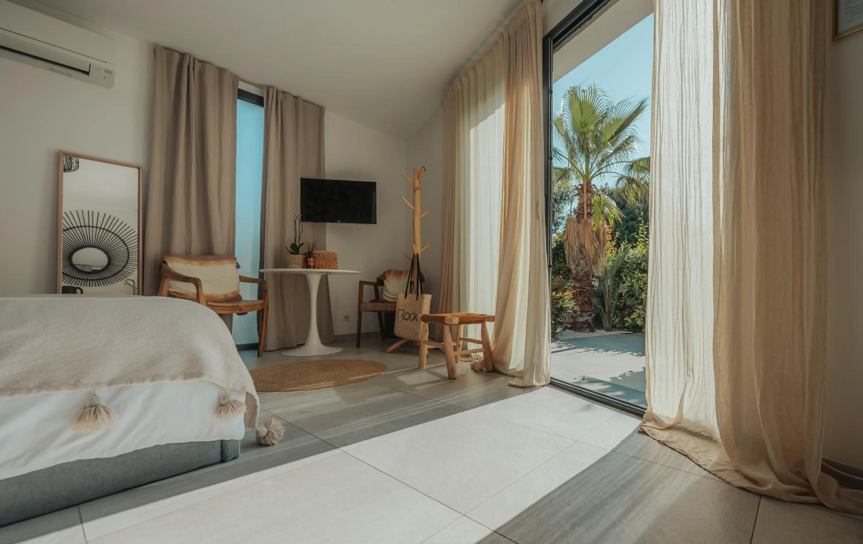 Photo of the whole room, Bed in L'Oasis Vendargues